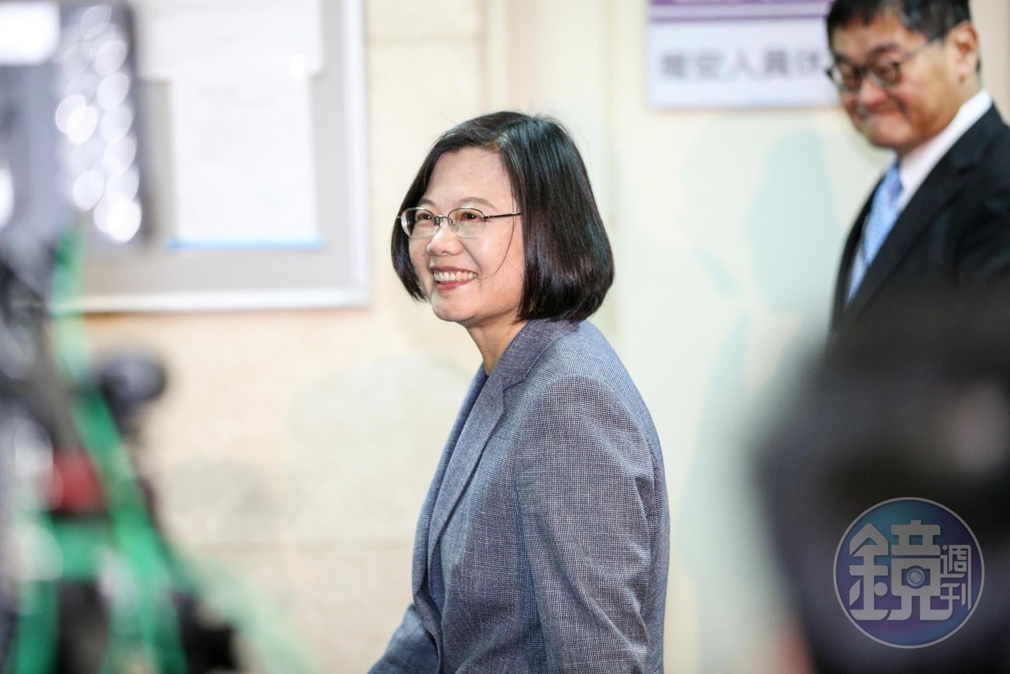 今首場政見會,蔡英文身穿她一貫風格的黑色內襯搭配灰色條紋西裝外套上陣。