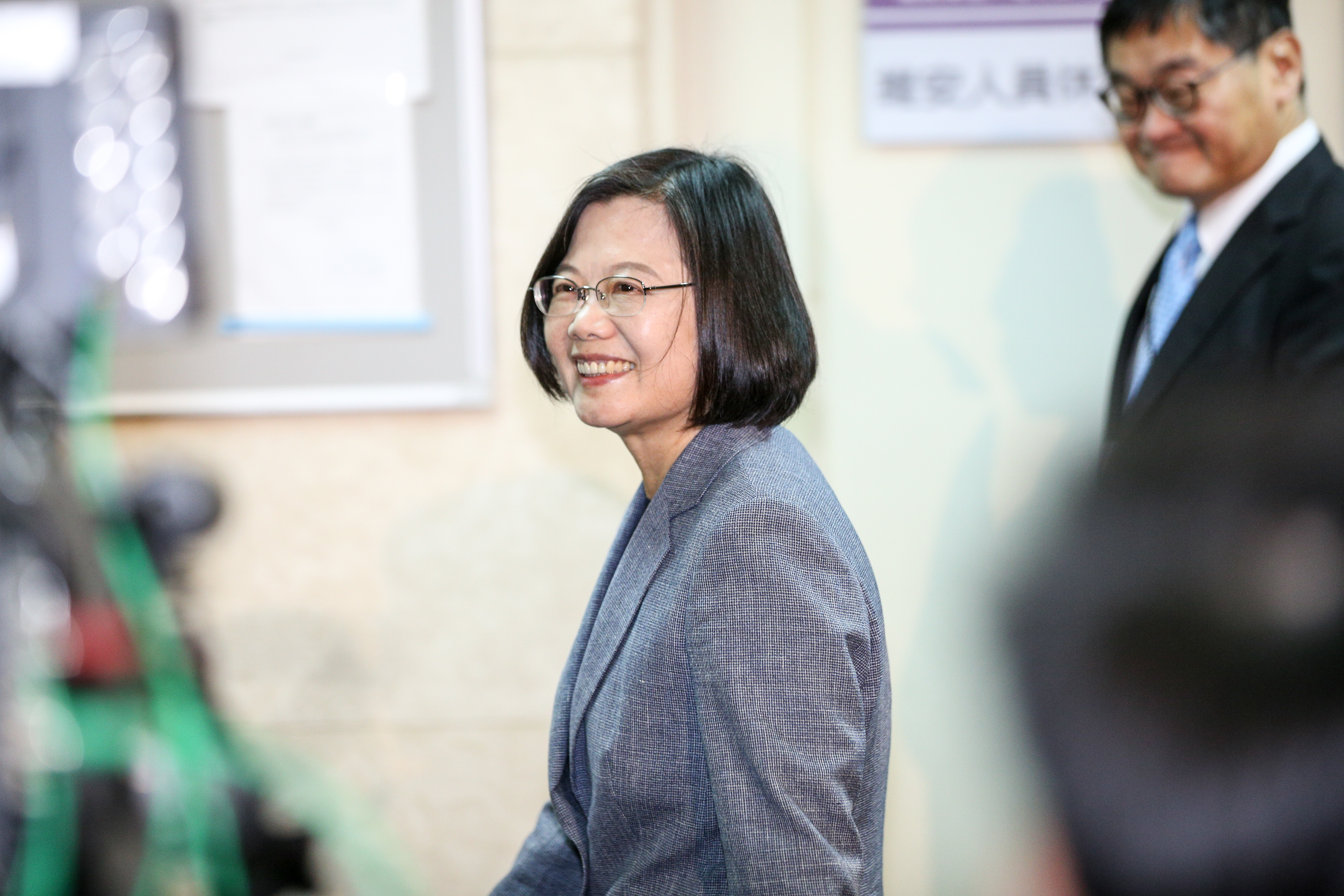 今首場政見會，蔡英文身穿她一貫風格的黑色內襯搭配灰色條紋西裝外套上陣。