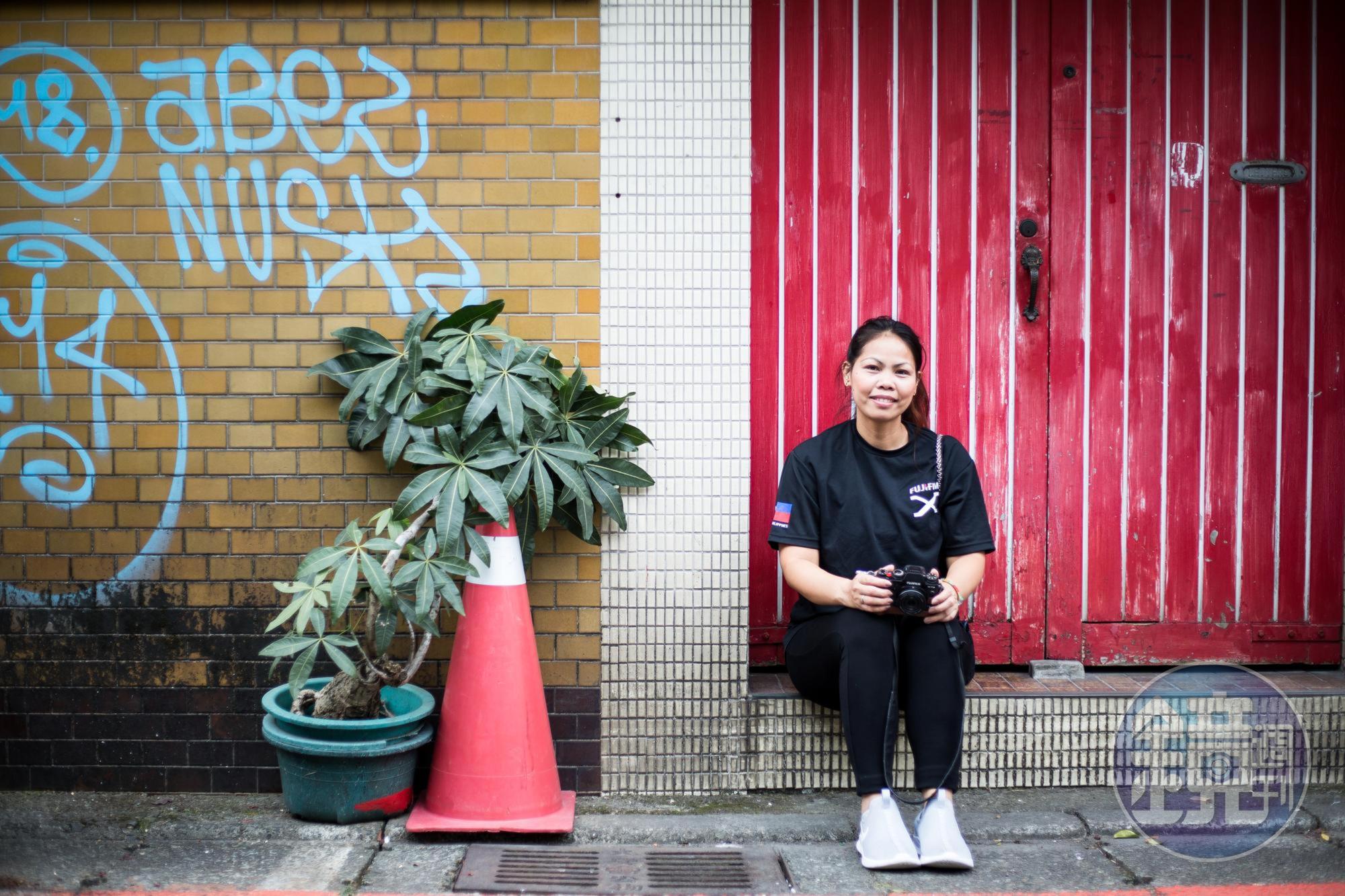 難得來台,一點空閒都要利用,清晨7點,JoanPabona就拿著相機在台北市忠孝東路進行街拍。