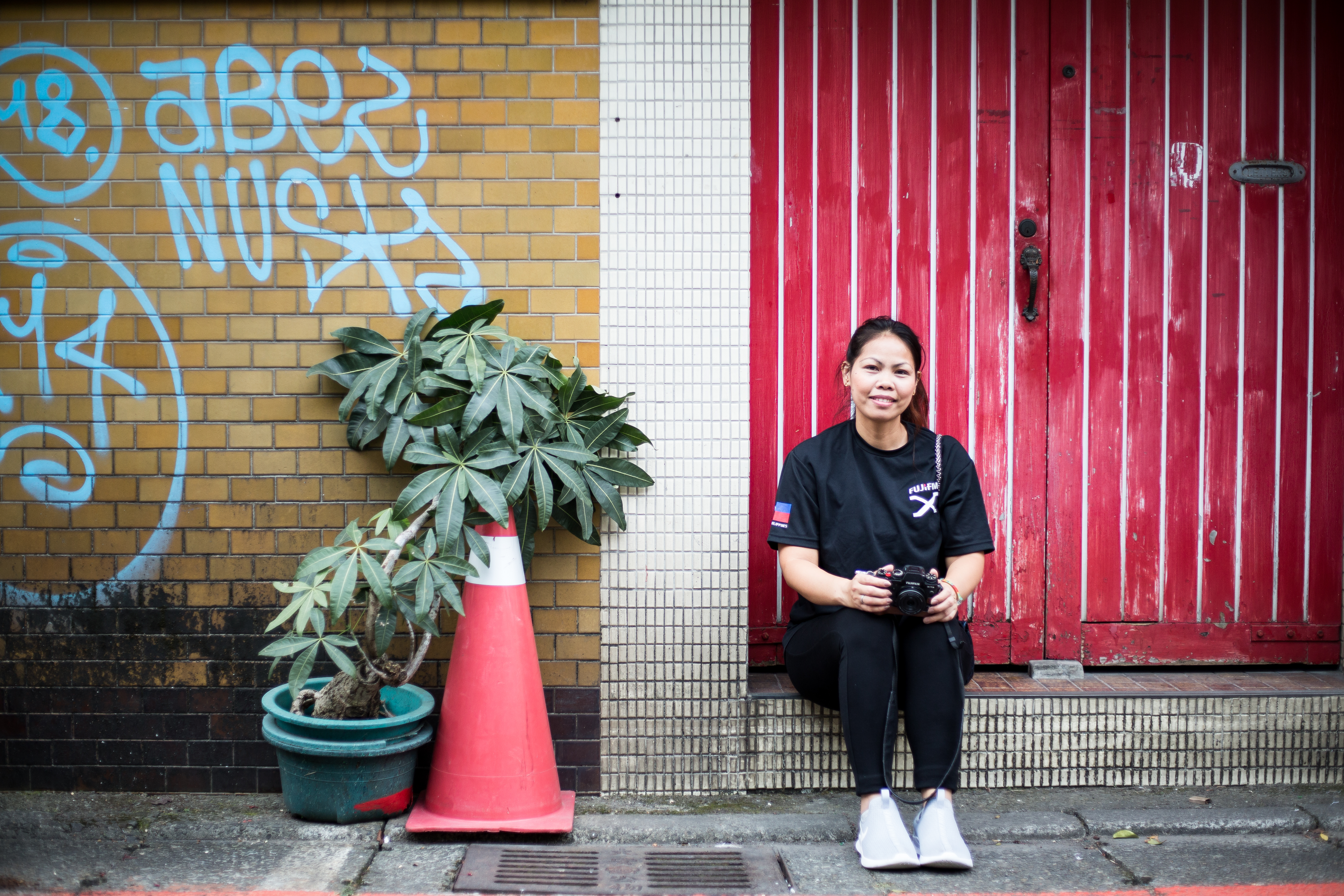 難得來台，一點空閒都要利用，清晨7點，JoanPabona就拿著相機在台北市忠孝東路進行街拍。