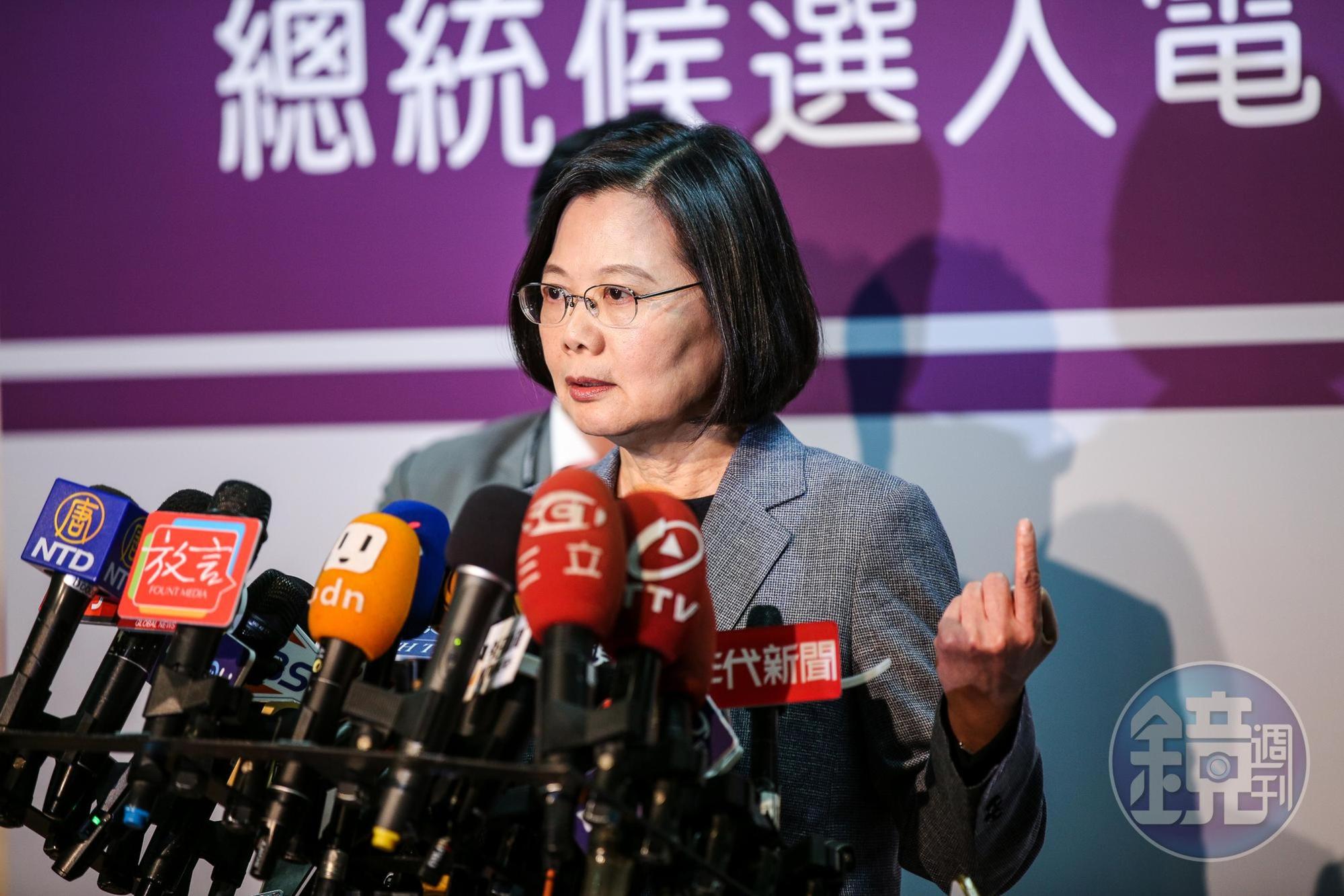 蔡英文最後一輪發言時主打「庶民牌」,批國民黨對手韓國瑜講了很多庶民、苦人,卻選擇落跑追逐個人權力。