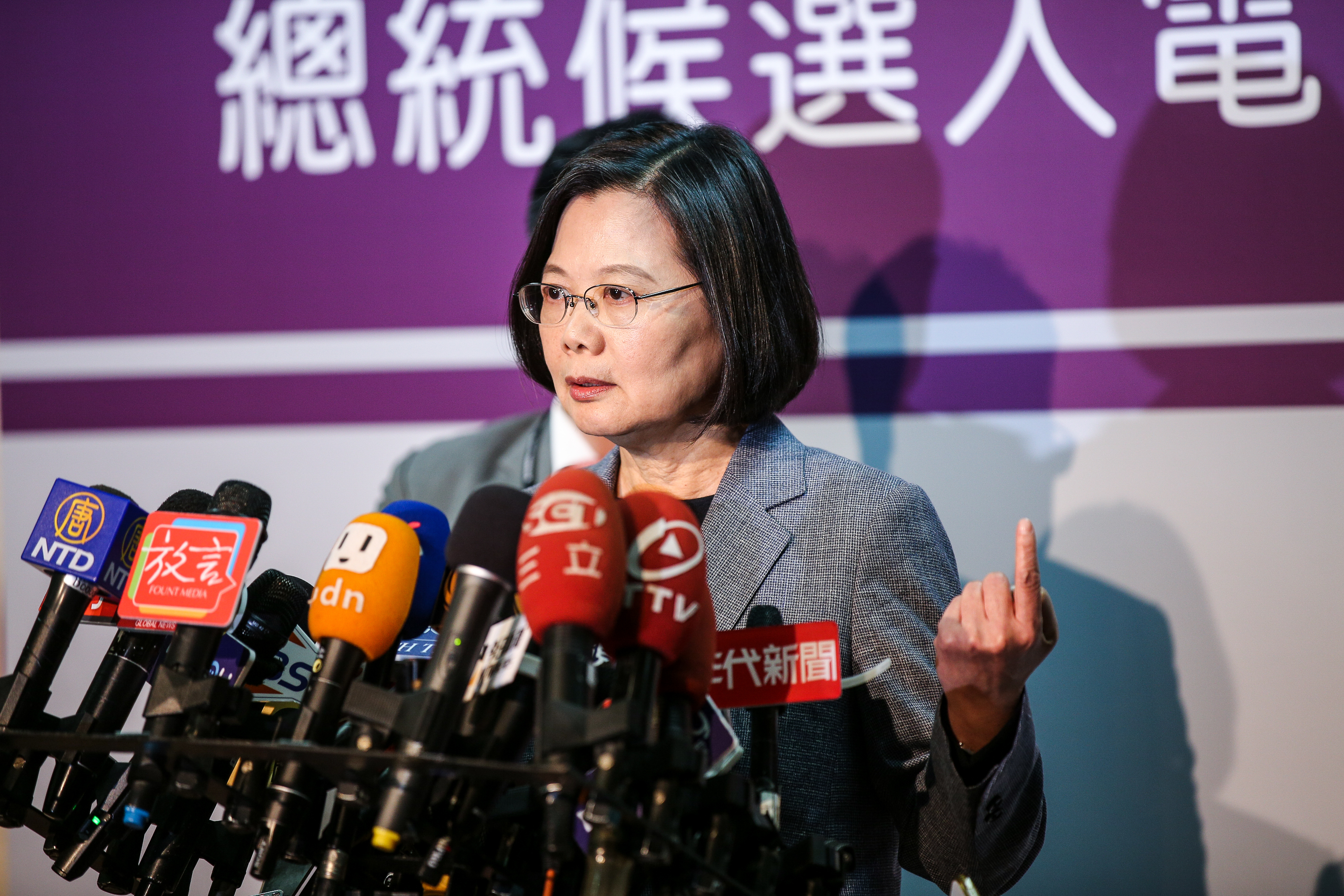 蔡英文最後一輪發言時主打「庶民牌」，批國民黨對手韓國瑜講了很多庶民、苦人，卻選擇落跑追逐個人權力。