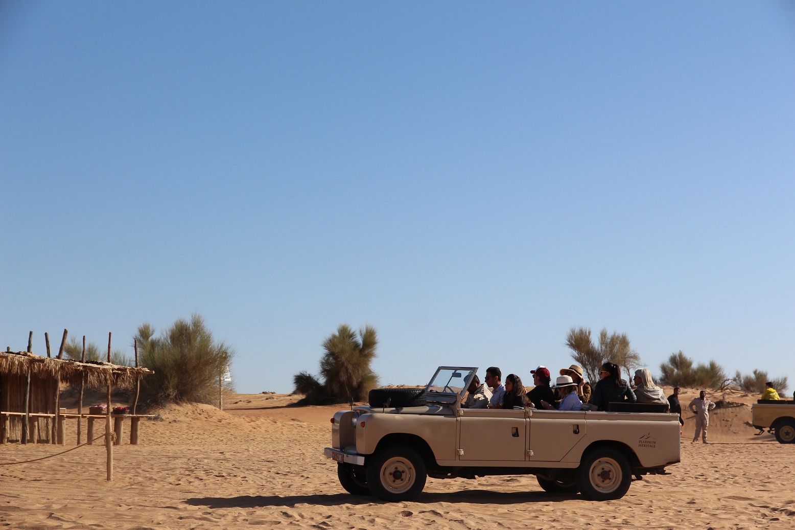 搭乘復古車，進入杜拜的沙漠。