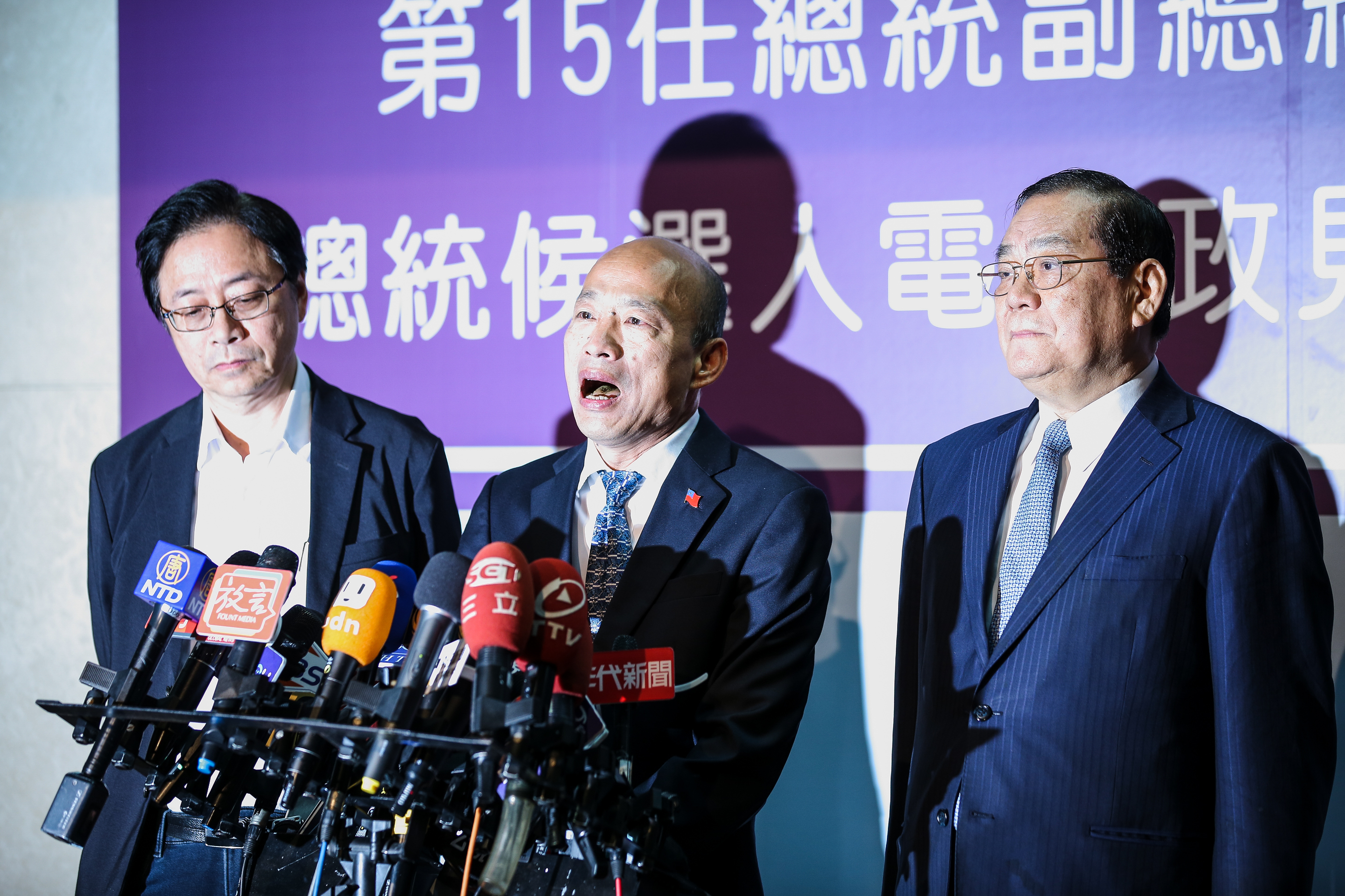 2020年總統大選首場電視政見發表會今（18）晚登場，國民黨總統候選人韓國瑜因抽中第1順位發言搶得先機，全程砲火猛攻總統蔡英文。