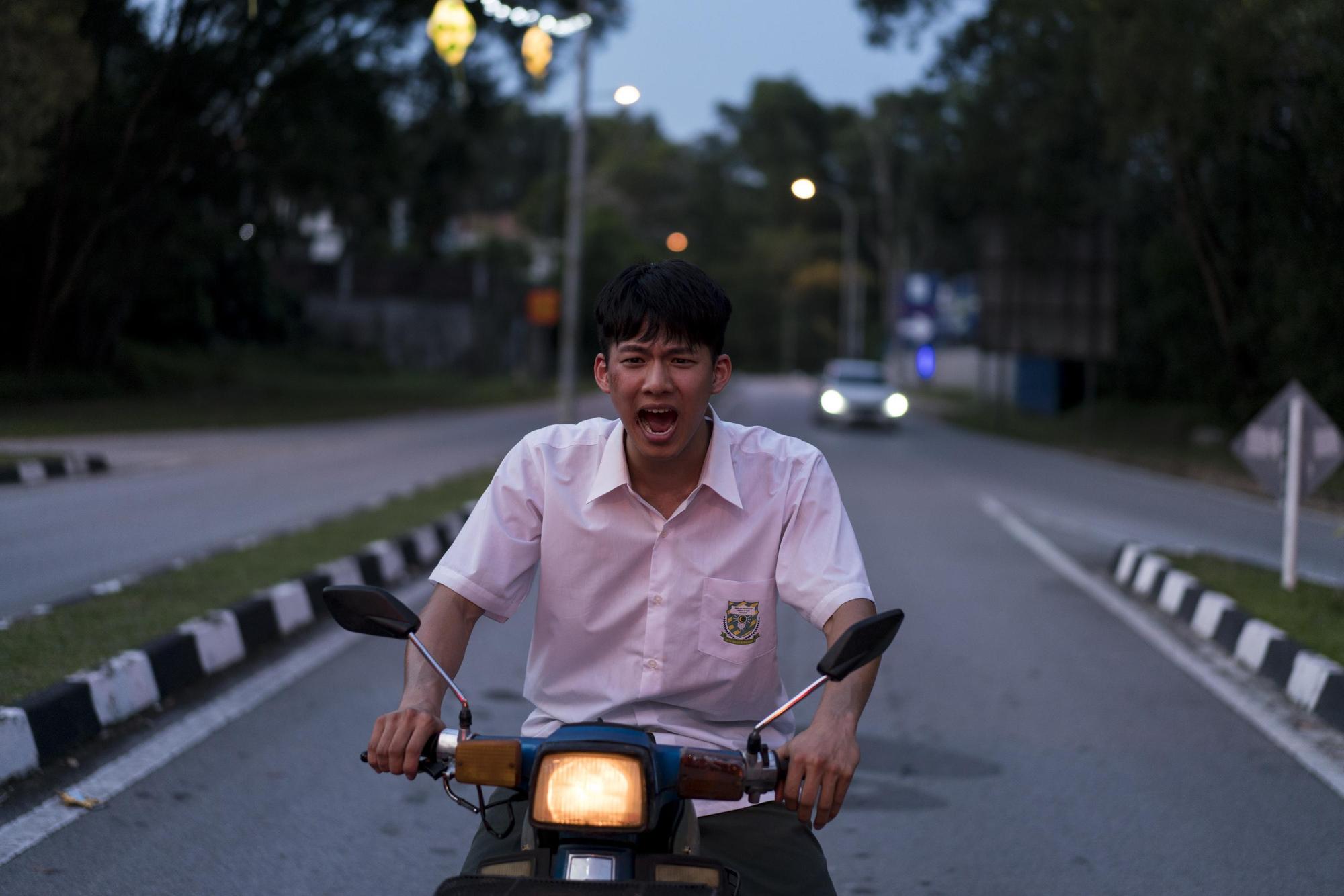 吳念軒飾演來台灣讀書的馬來西亞僑生,馬來口音的國語學得活靈活現。(牽猴子提供)