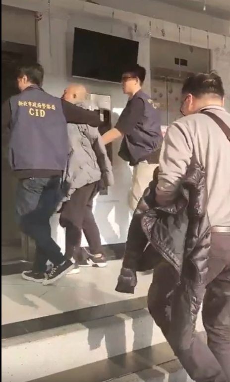 警方查獲竹聯幫、統促黨成員王嫌暴力脅迫被害人的案件。（翻攝畫面）