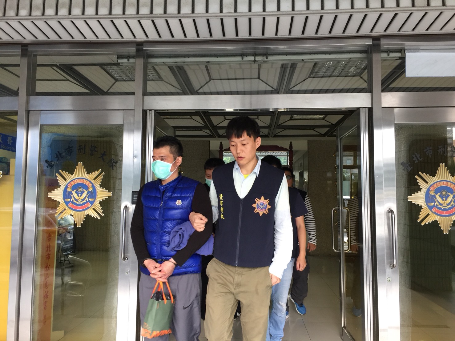 警方逮捕涉嫌地下匯兌的不法業者。（翻攝畫面）