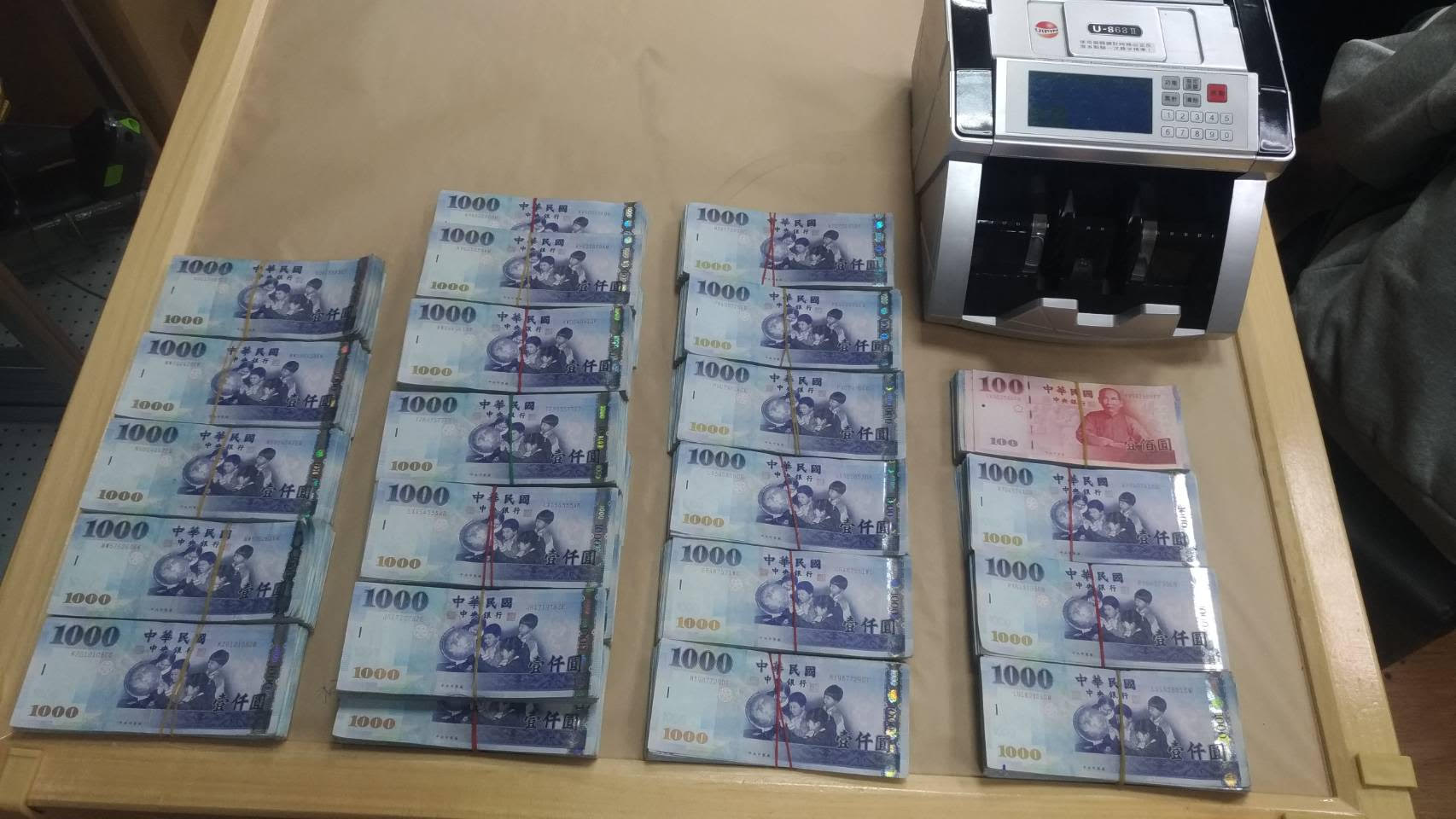 警方在古董藝品店查扣大量現金。（翻攝畫面）