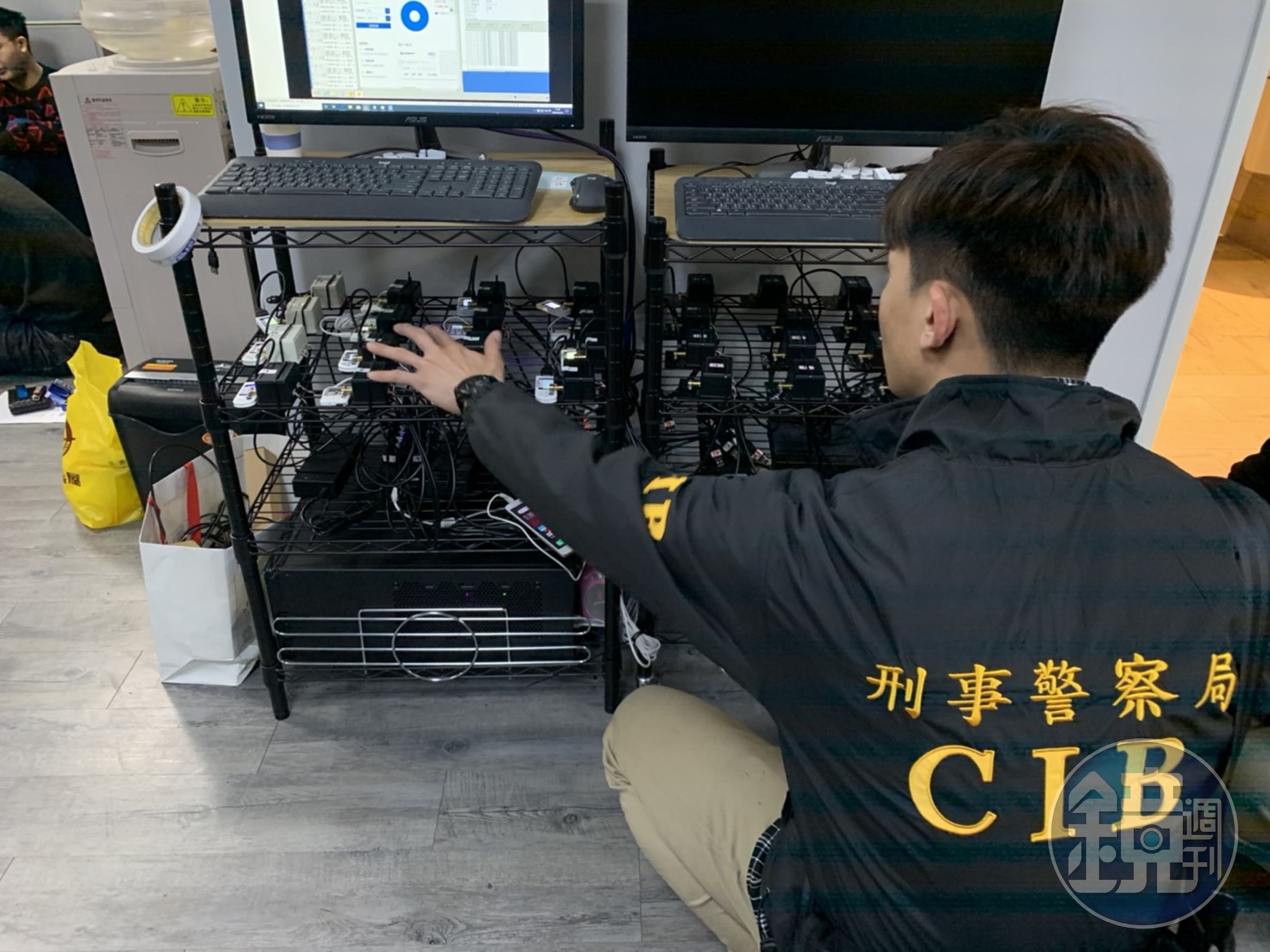 警方查扣電腦等各式贓證物。（翻攝畫面）