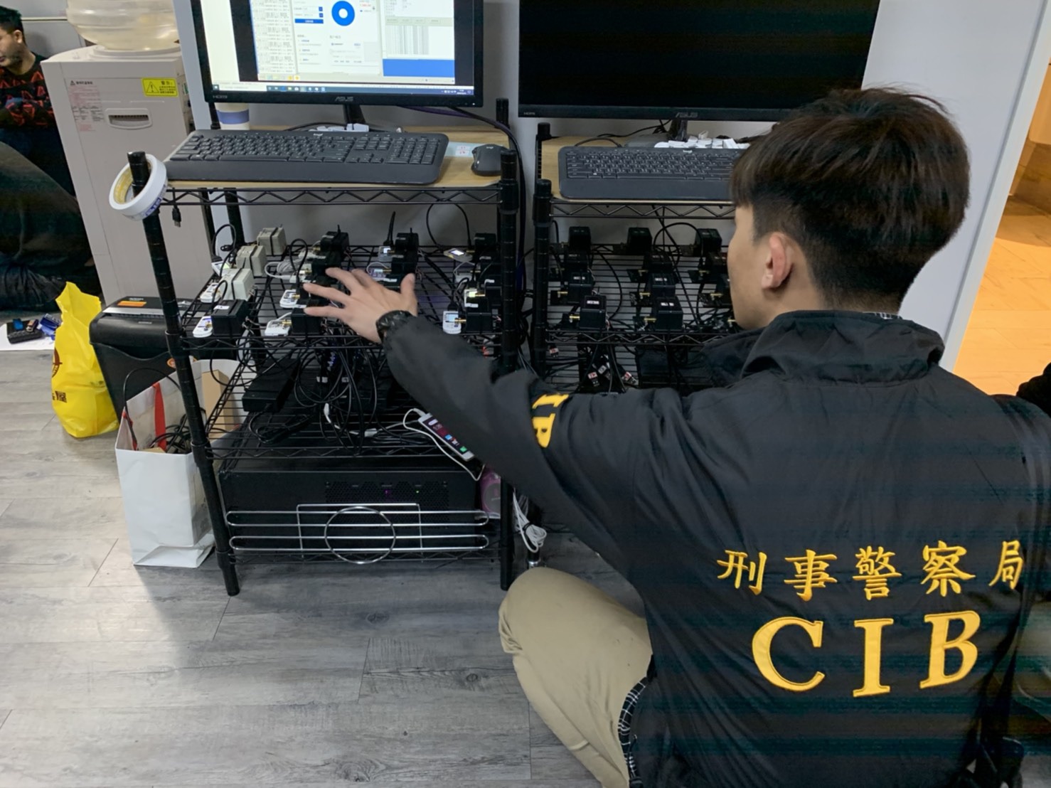 警方查扣電腦等各式贓證物。（翻攝畫面）