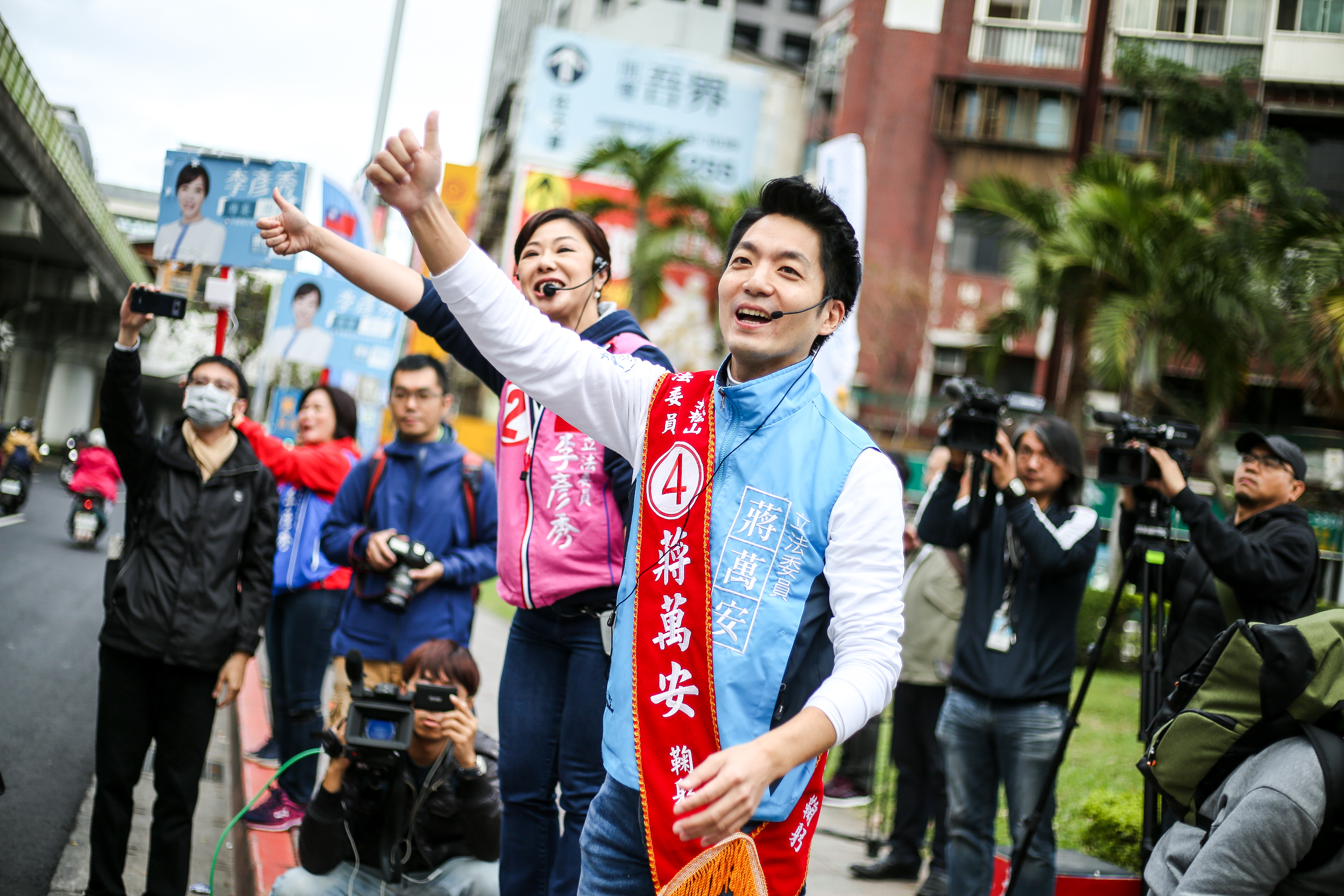 國民黨立委蔣萬安、李彥秀出招打出跨區聯合競選牌。