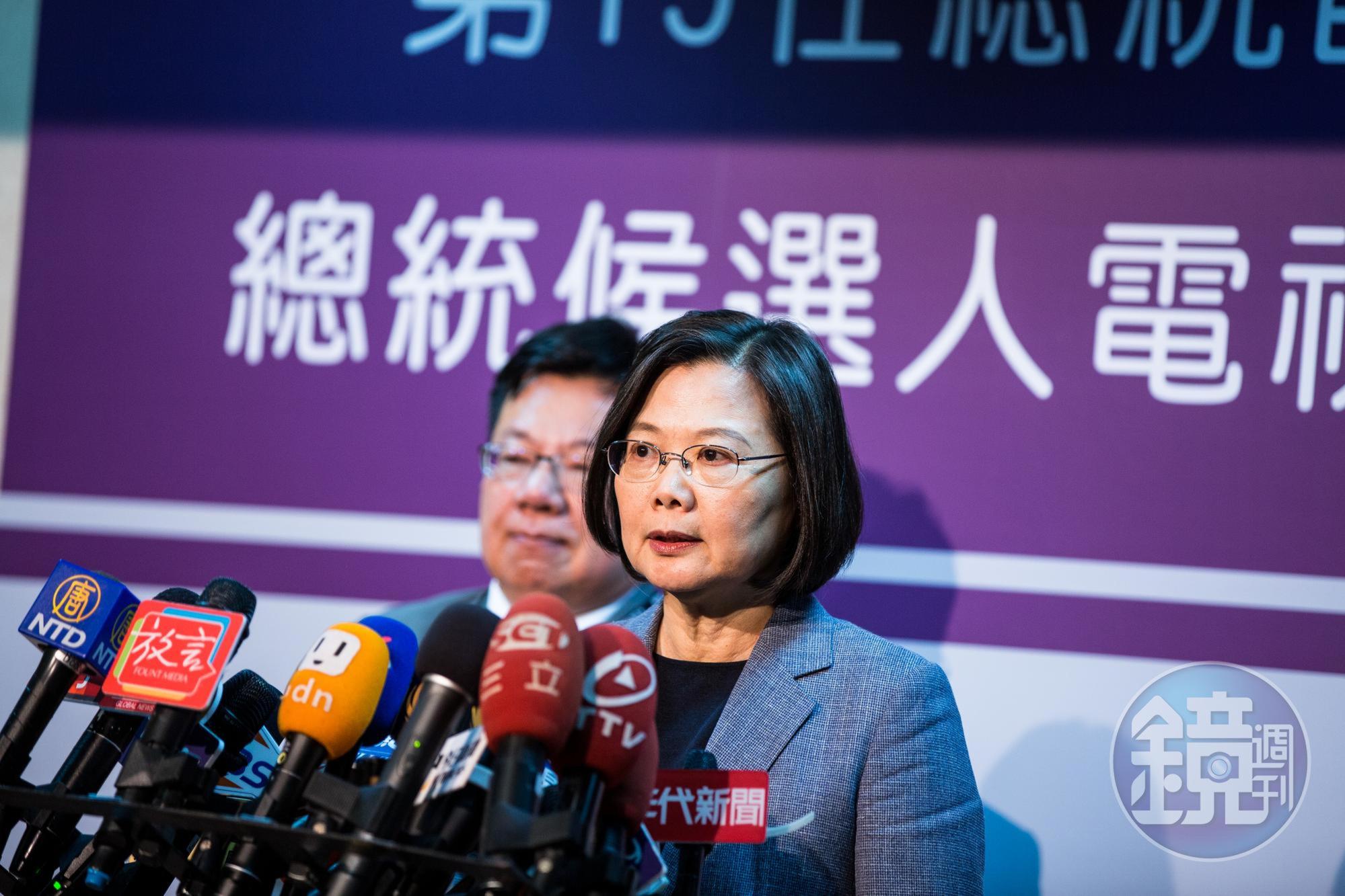 韓國瑜遺憾蔡英文沒有解釋國家定位,蔡英文則表示希望韓國瑜到中國或中聯辦也要喊中華民國萬歲。