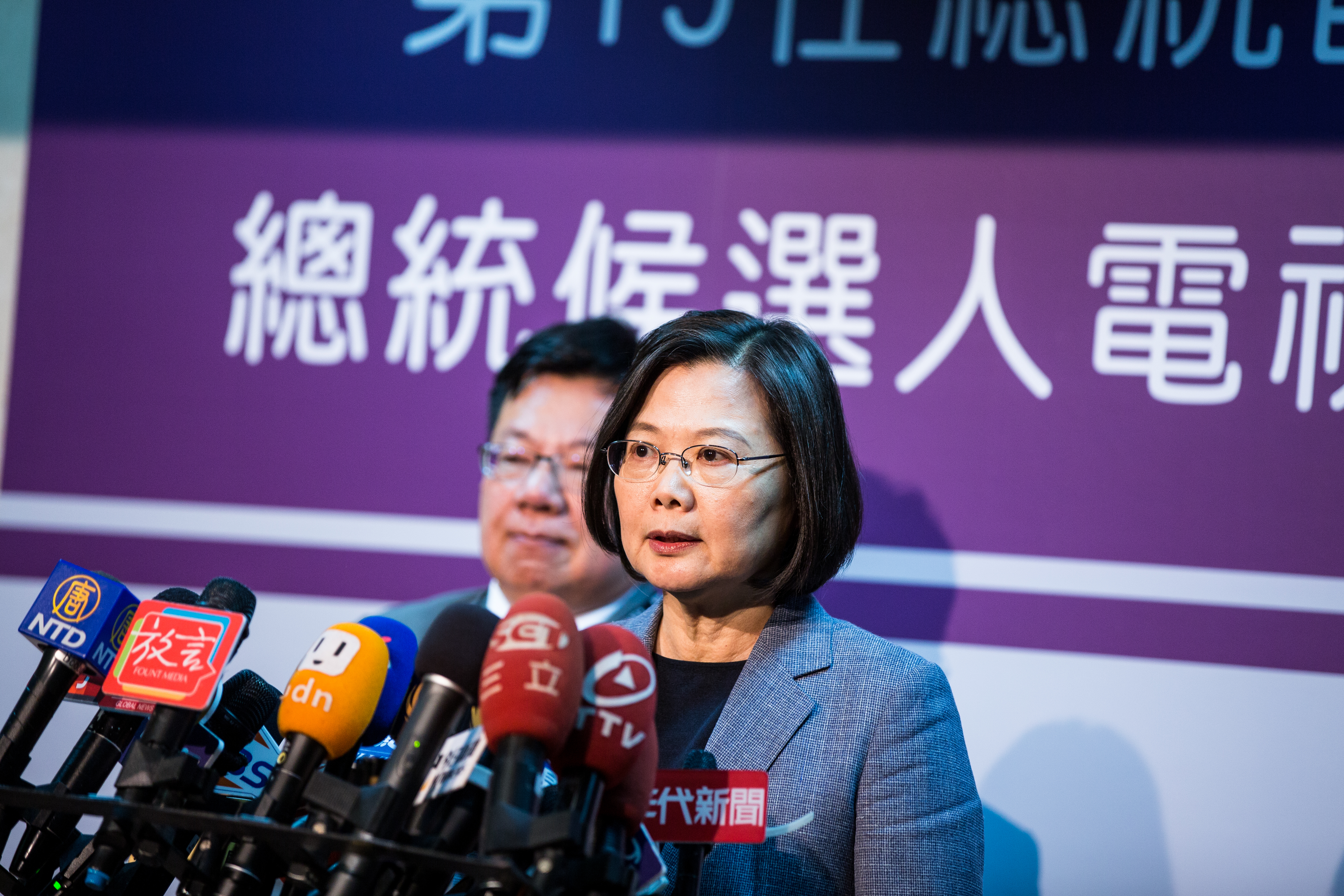 韓國瑜遺憾蔡英文沒有解釋國家定位，蔡英文則表示希望韓國瑜到中國或中聯辦也要喊中華民國萬歲。