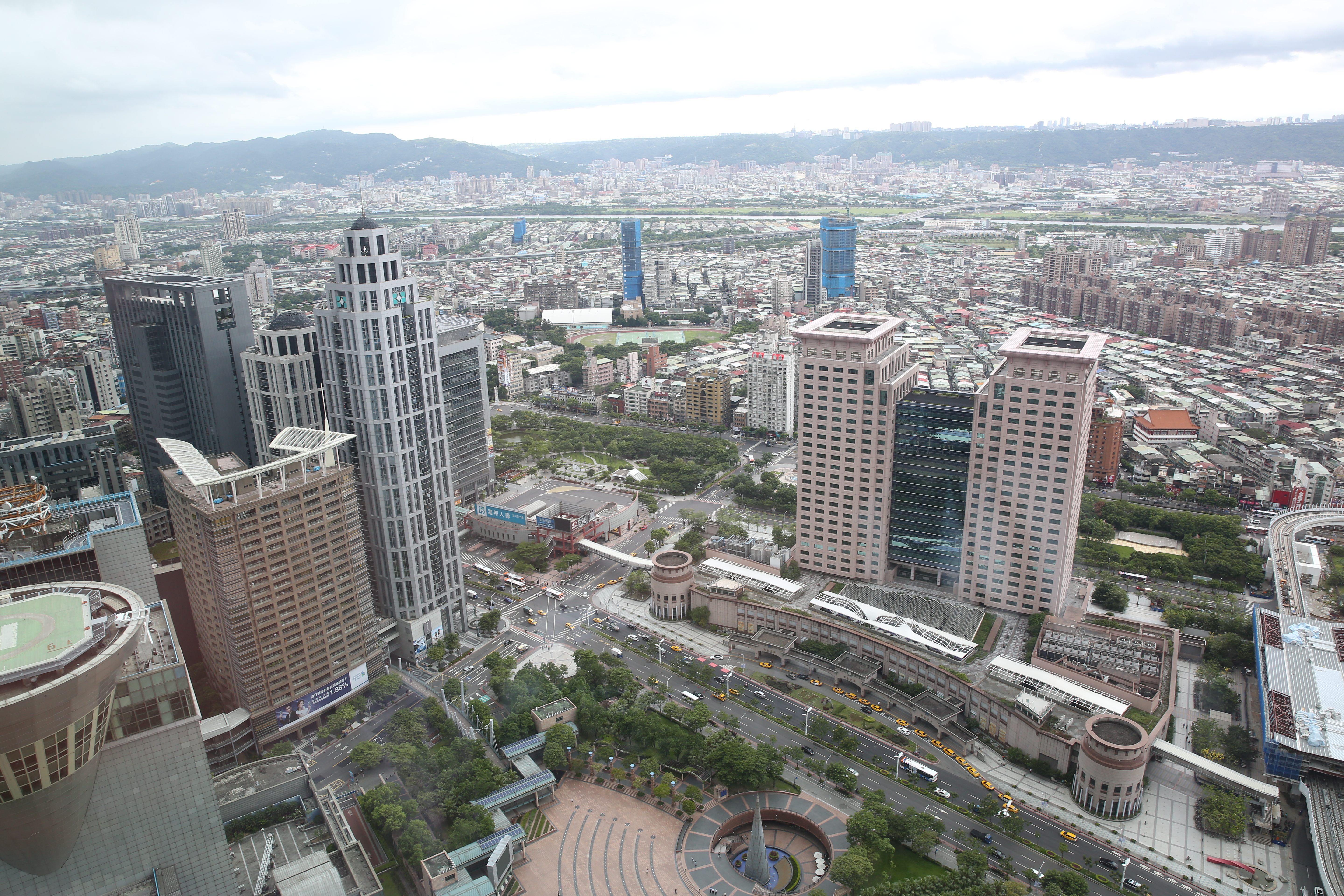 傅君玉近期一次購入4戶新板頂級豪宅，霸氣舉動背後，是功力深厚的存股智慧。