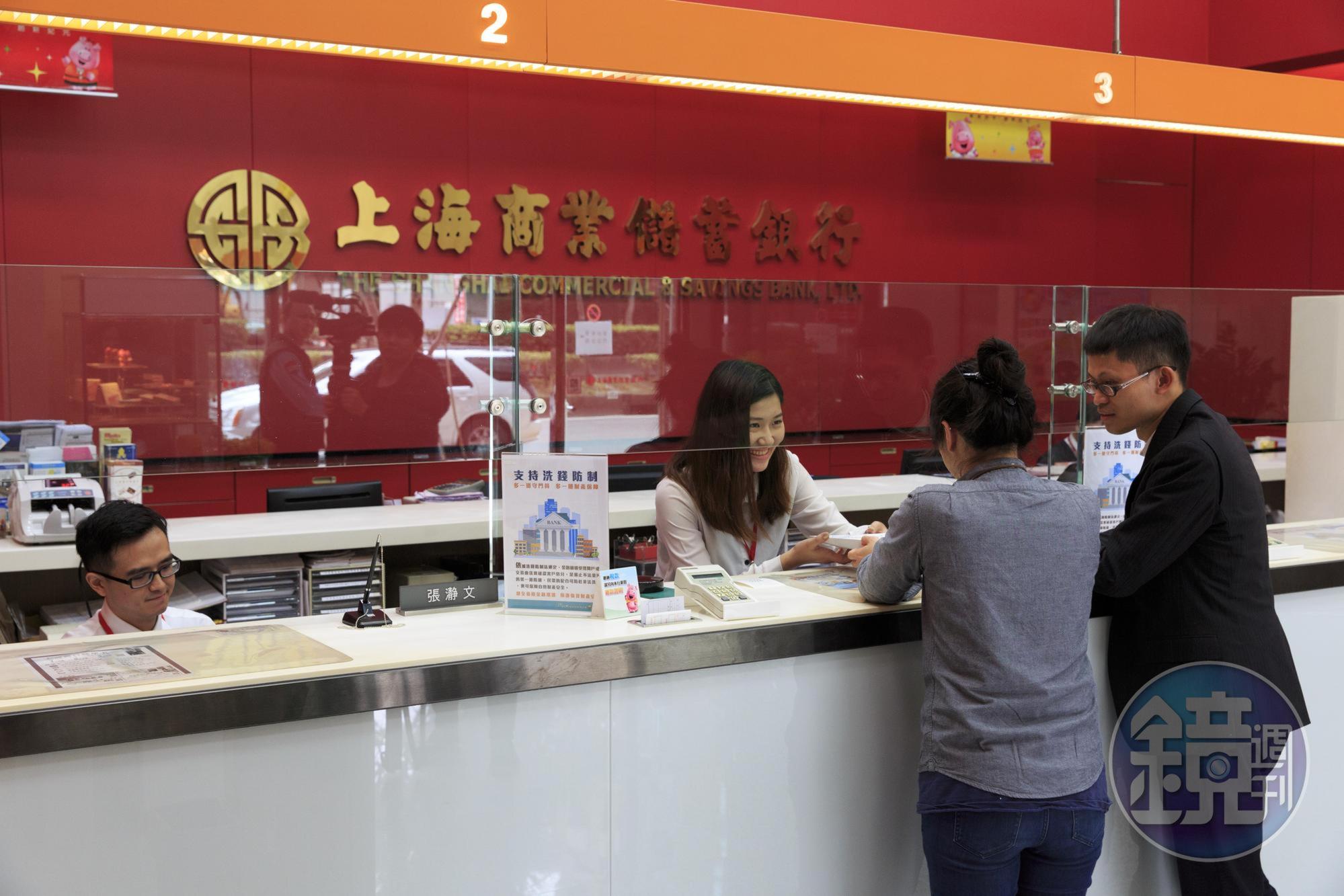 傅君玉曾幫生活困頓的大學同學操盤，買進當年未上市的上海商銀，十多年配股配息下來，同學也成了豪宅主人。
