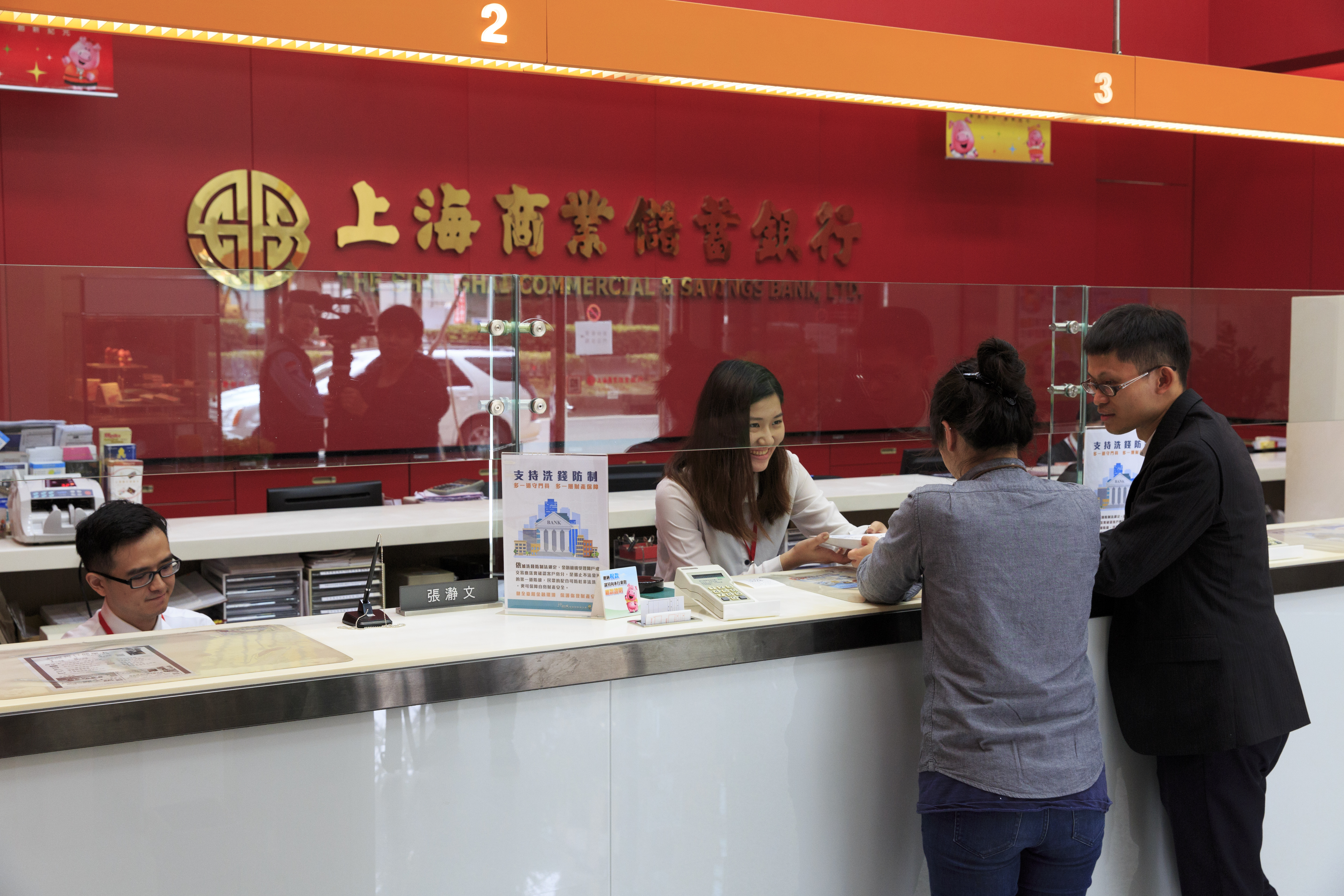 傅君玉曾幫生活困頓的大學同學操盤，買進當年未上市的上海商銀，十多年配股配息下來，同學也成了豪宅主人。