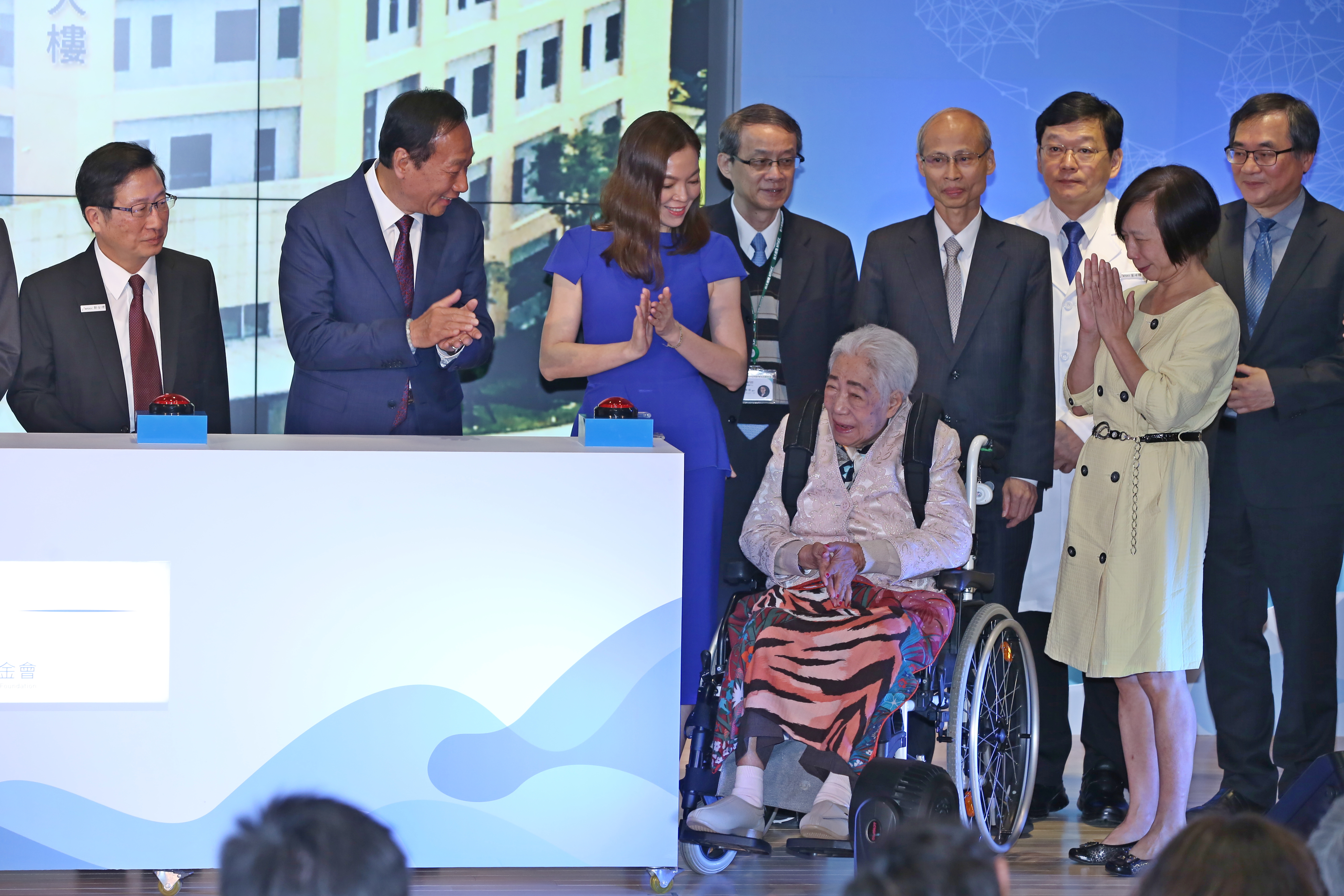 台灣大學醫學院附設癌醫中心醫院院長鄭安理（左起）、郭台銘、曾馨瑩和郭媽媽初永真。