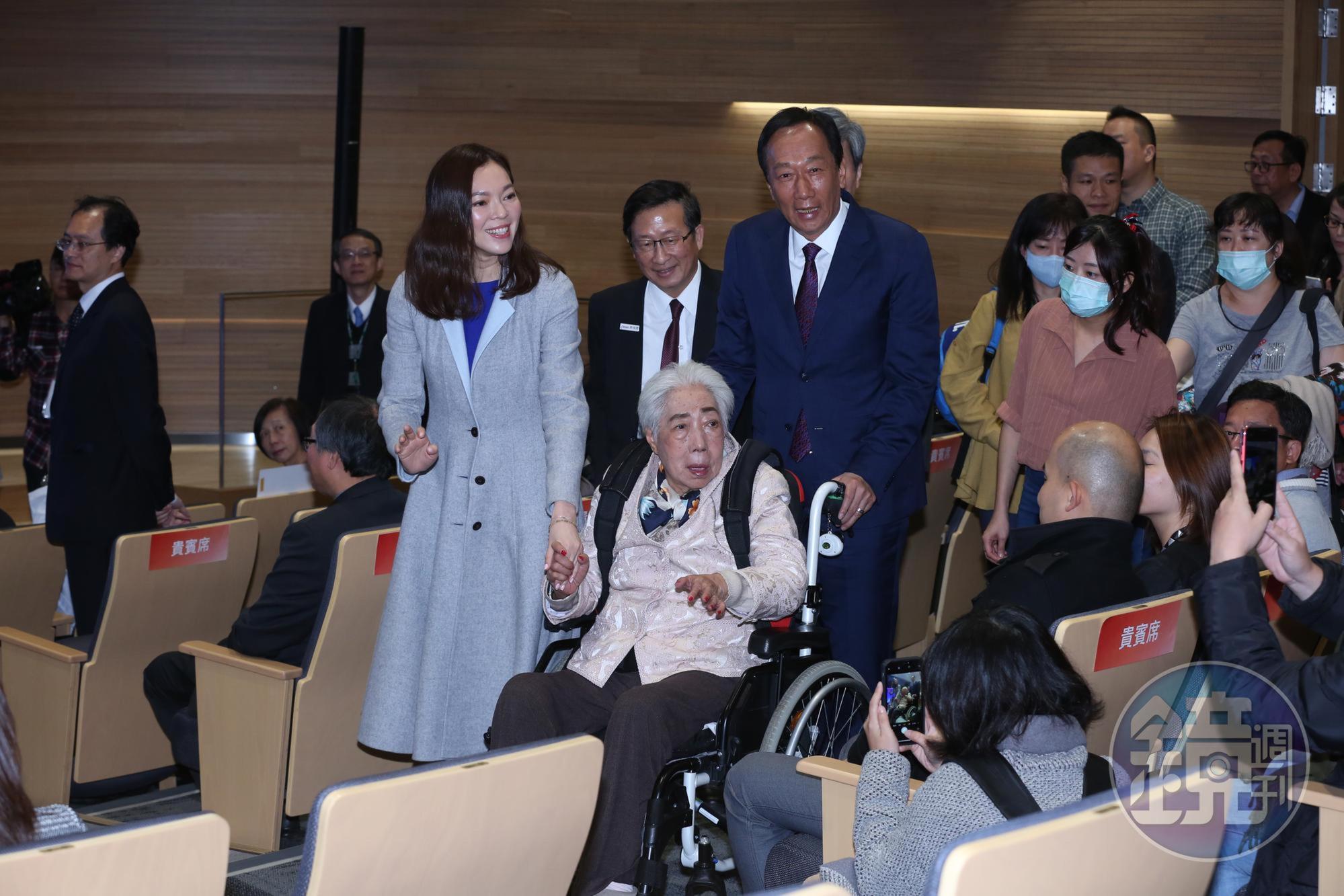 台大癌醫大樓冠名儀式,郭台銘偕母親初永真以及夫人曾馨瑩一起出席。