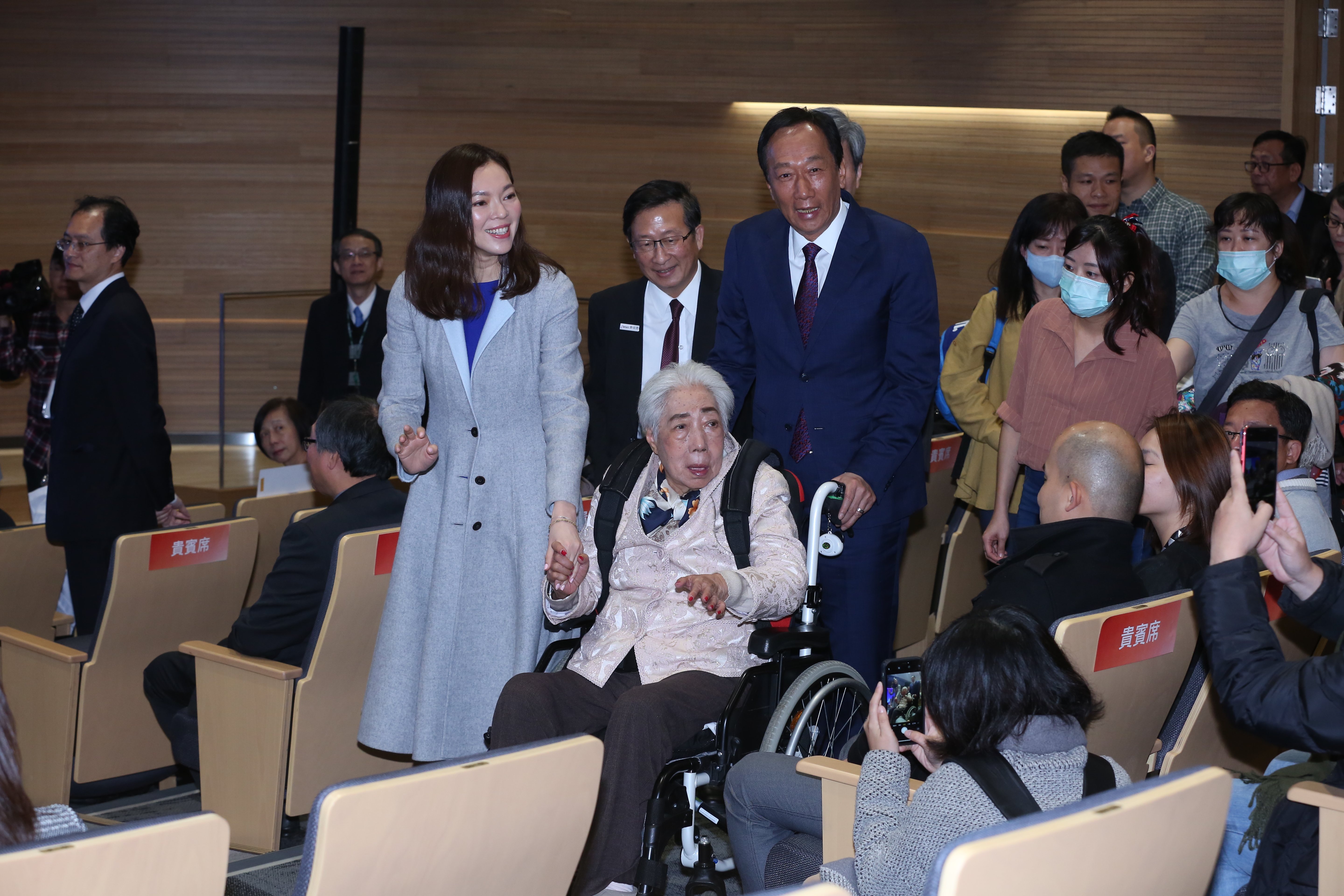 台大癌醫大樓2019年12月舉辦冠名為「永真建康醫療大樓」，郭台銘偕母親初永真以及夫人曾馨瑩一起出席。（本刊資料照）