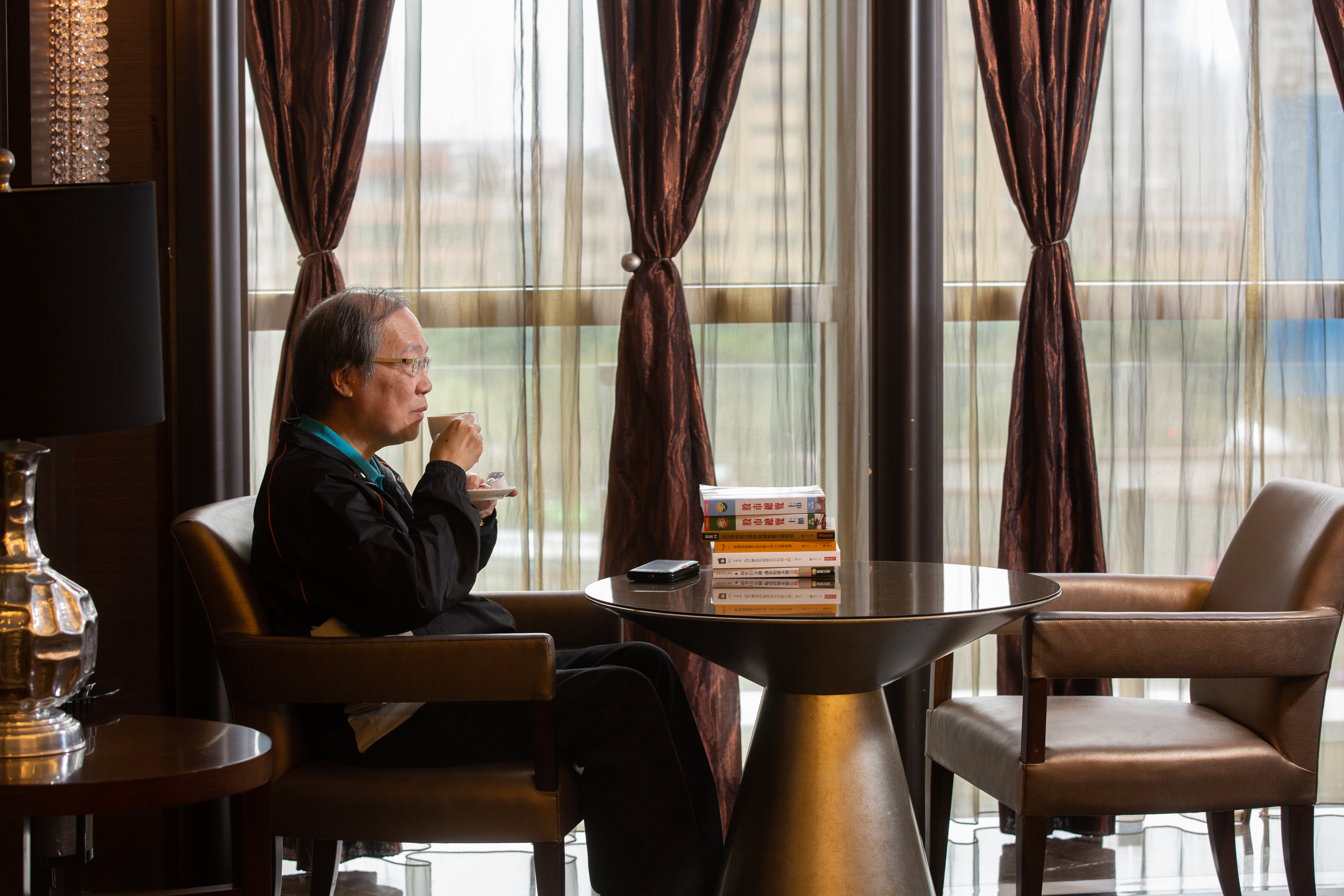 傅君玉的投資座右銘「浮光躍金、靜影沉璧」，意思是繁華世界攪動人心，在股海裡心則要平靜。