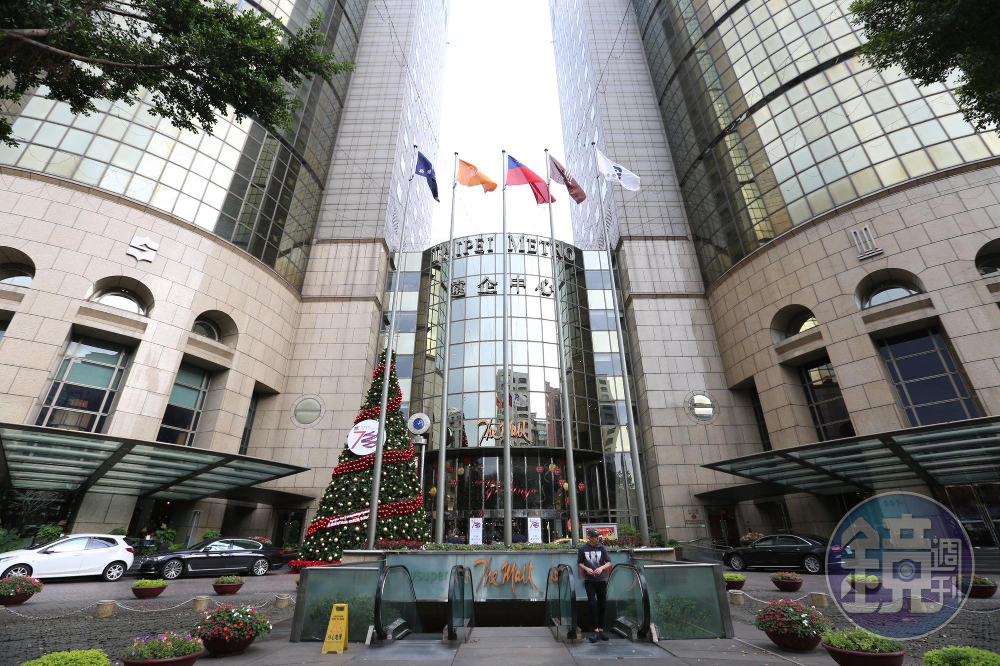 遠東集團事業體系橫跨化纖、航運、金融、百貨及通訊等，資產價值雄厚，是傅君玉的存股口袋名單。