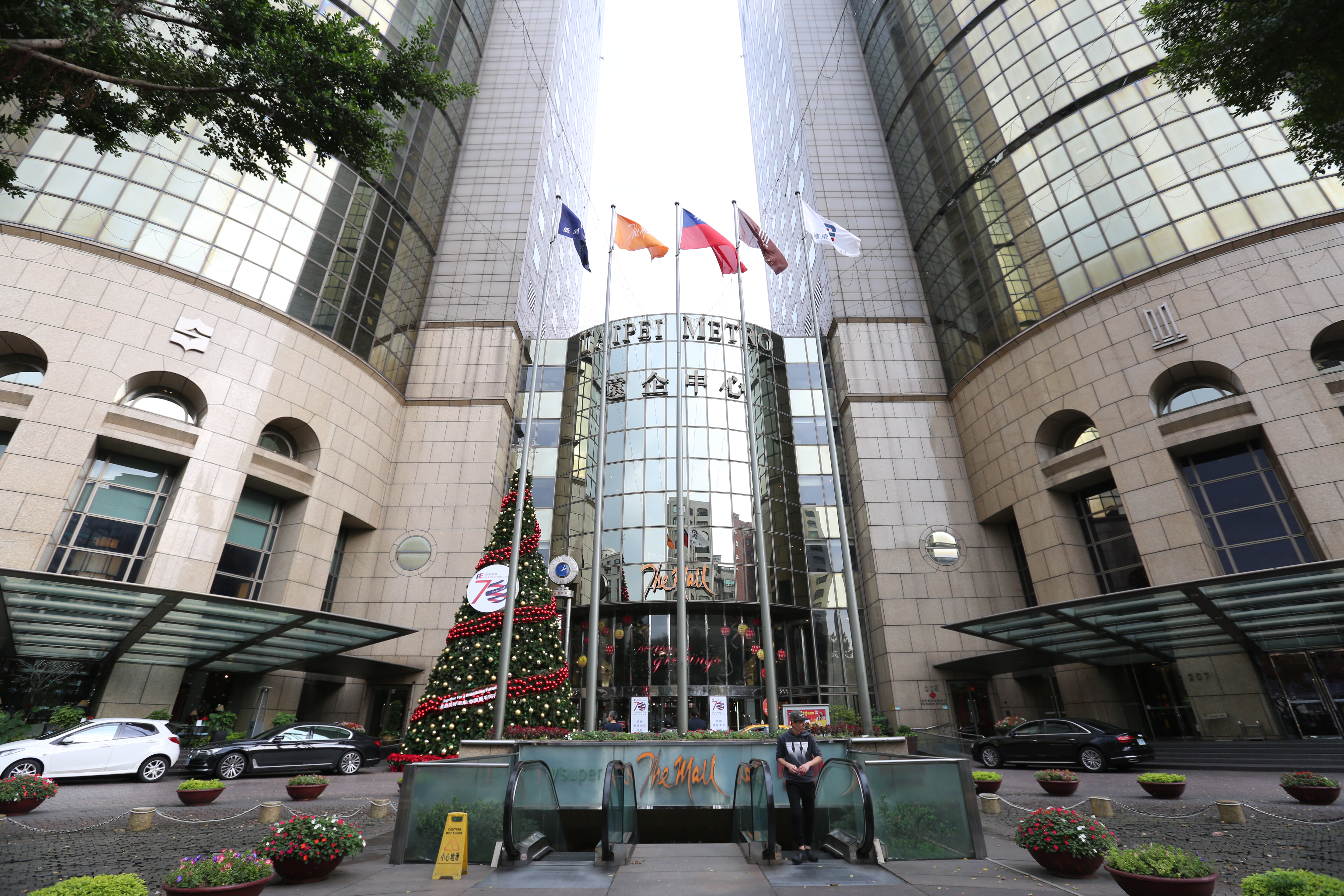 遠東集團事業體系橫跨化纖、航運、金融、百貨及通訊等，資產價值雄厚，是傅君玉的存股口袋名單。