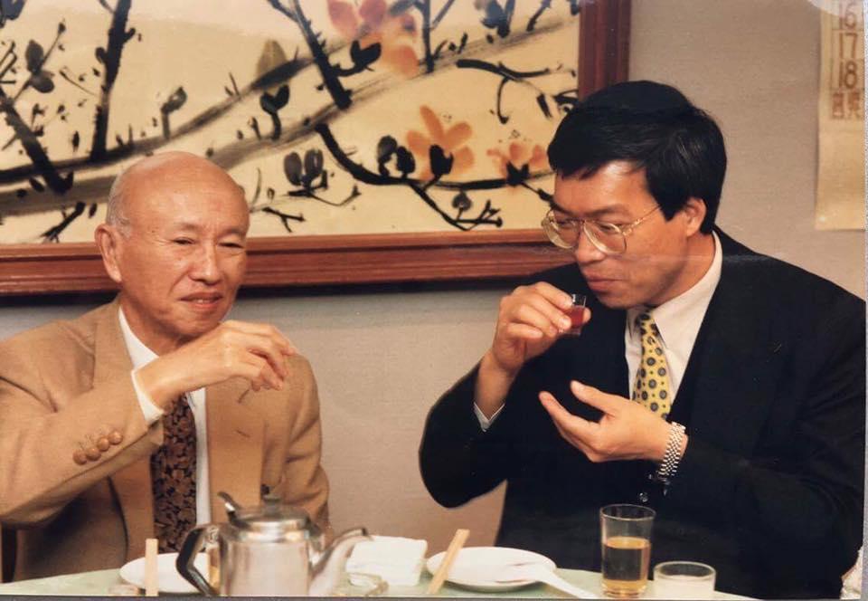 「賺錢之神」邱永漢（左）對傅君玉影響甚巨。（翻攝謝金河臉書）