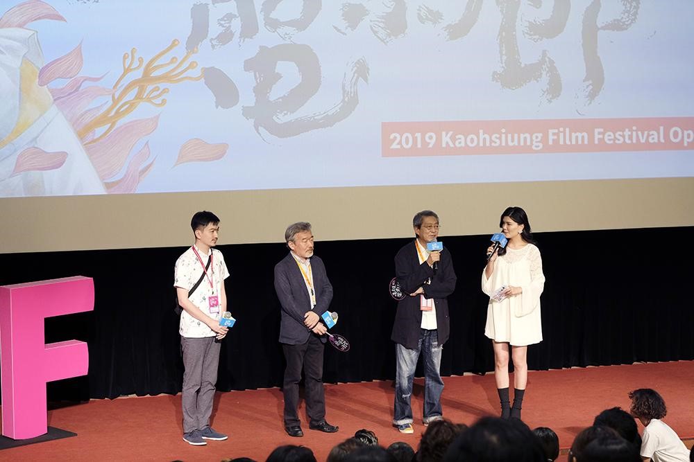 荒井晴彥（右二 ）執導的《火口的二人》獲選為高雄電影節開幕片，與製片森重晃（左二）應邀出席映後座談。（高雄電影節提供）