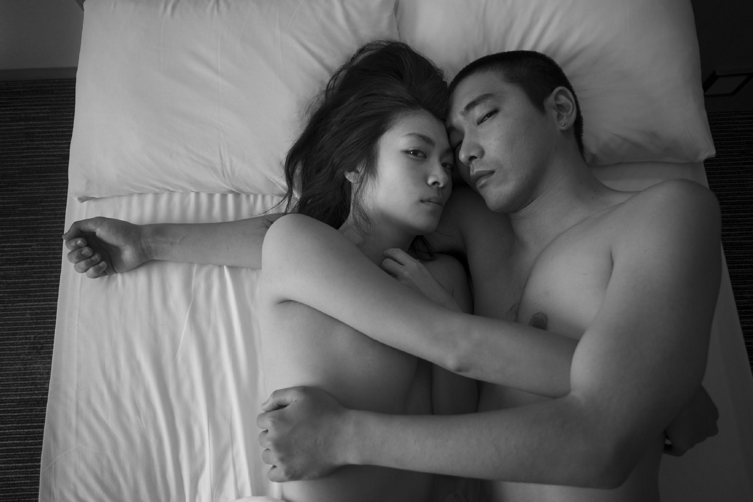 日片《火口的二人》描述富士山即將爆發、一對分手情侶在女方結婚前夕舊情復燃的故事。（高雄電影節提供）