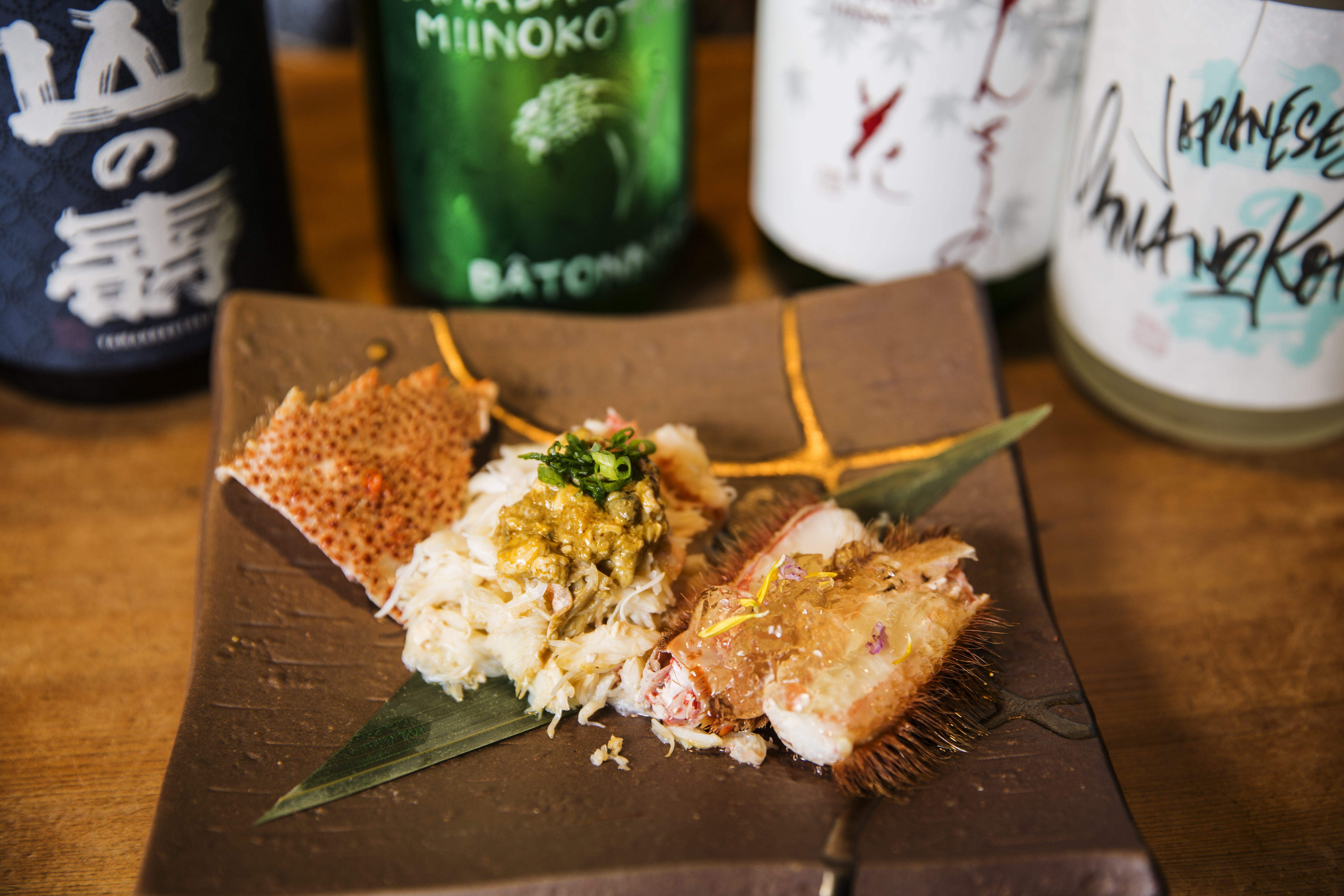 北海道毛蟹搭土佐醋凍，貼心得去殼才上桌。