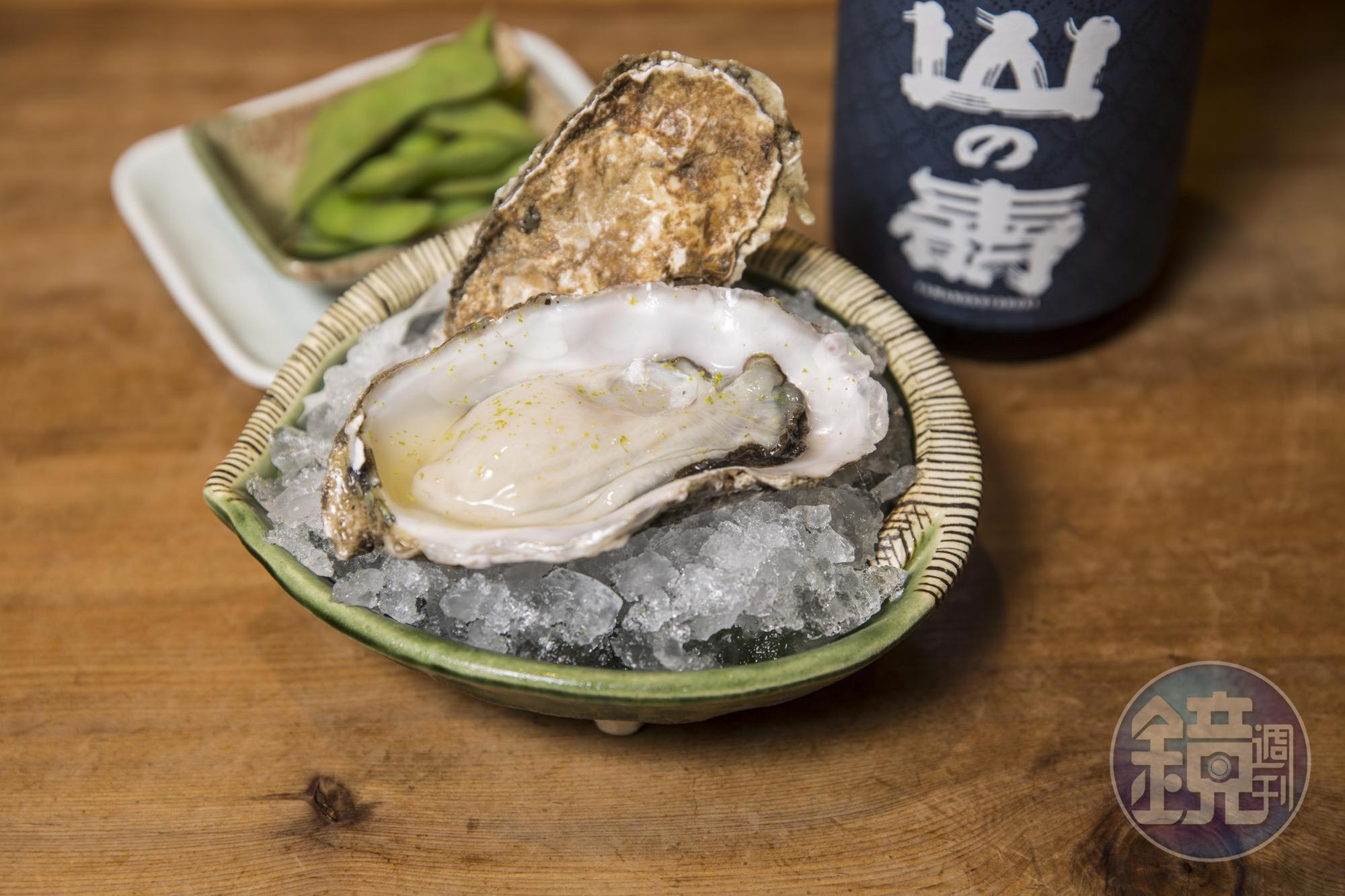 厚岸生蠔佐酸橘，微酸的清香伴隨海味，搭上一杯山之壽 純米吟釀 雄町13再開胃不過。