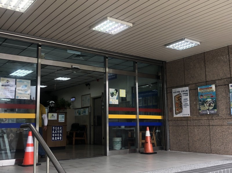 國安局陳姓軍官酒後行為失控，毀損派出所玻璃門。（翻攝畫面）