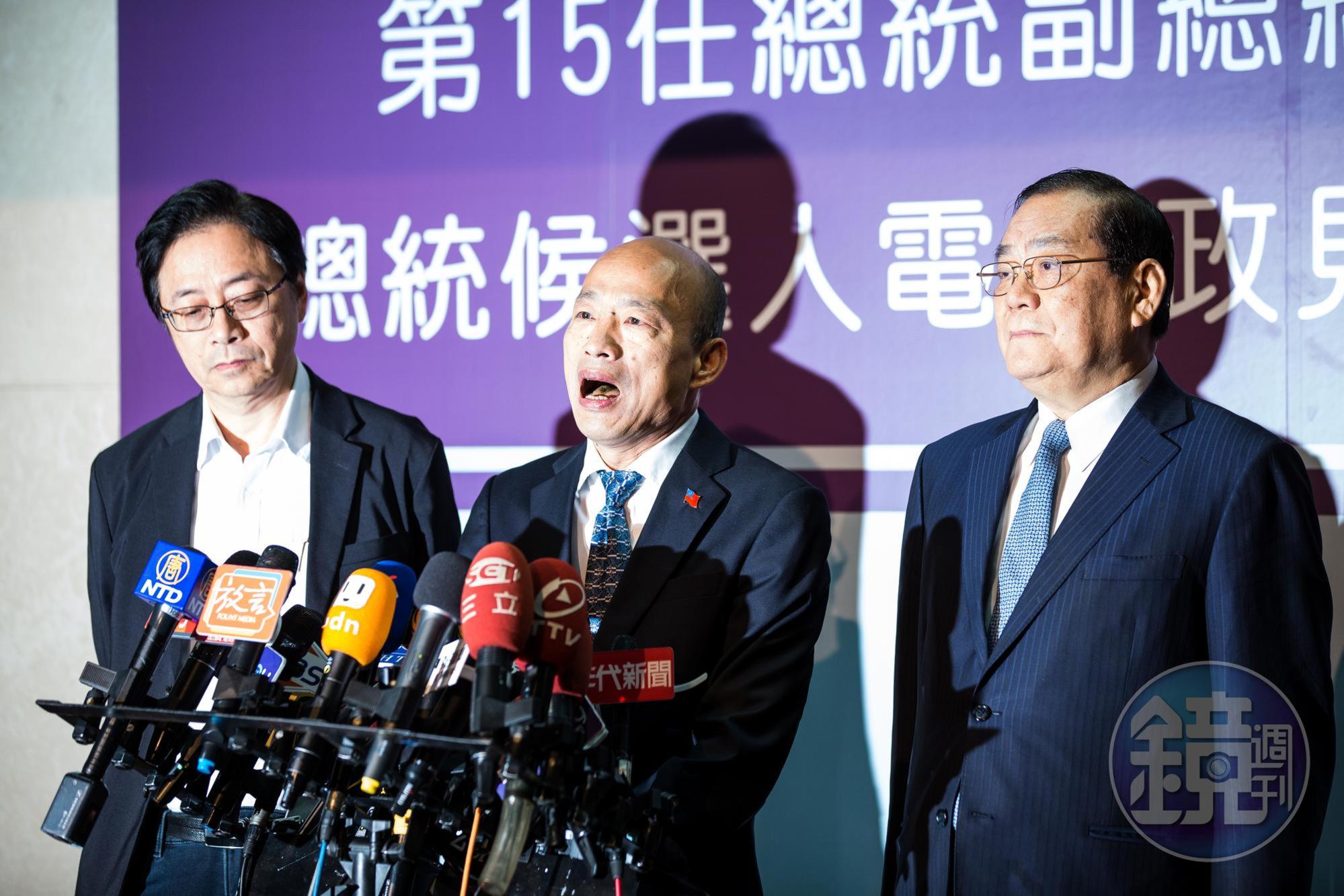 韓國瑜(中)在政見發表會上,一度高喊3聲「中華民國萬歲」,卻被台灣基進黨發現,此老哏早在1994年趙少康就已使用了。