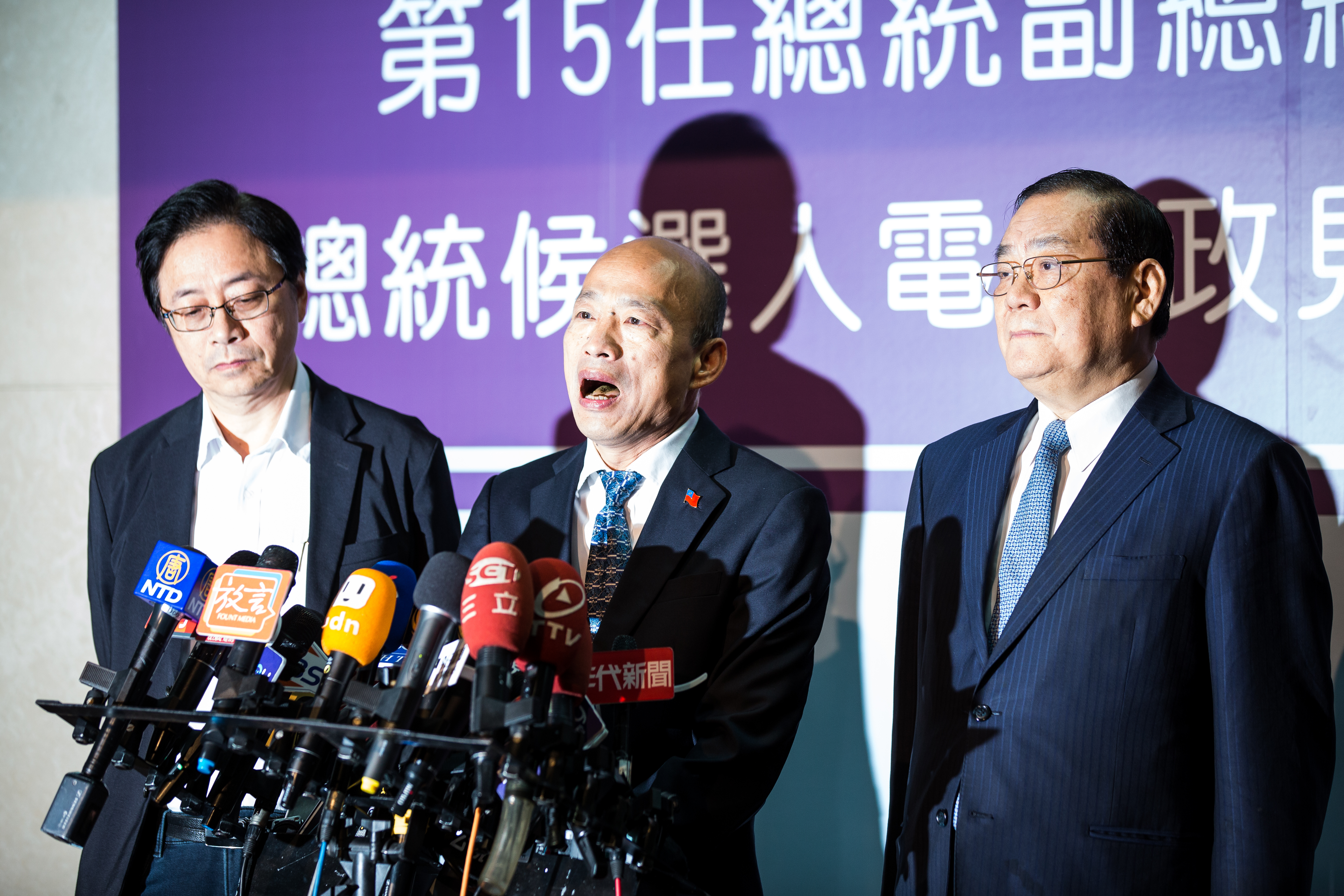 韓國瑜（中）在政見發表會上，一度高喊3聲「中華民國萬歲」，卻被台灣基進黨發現，此老哏早在1994年趙少康就已使用了。