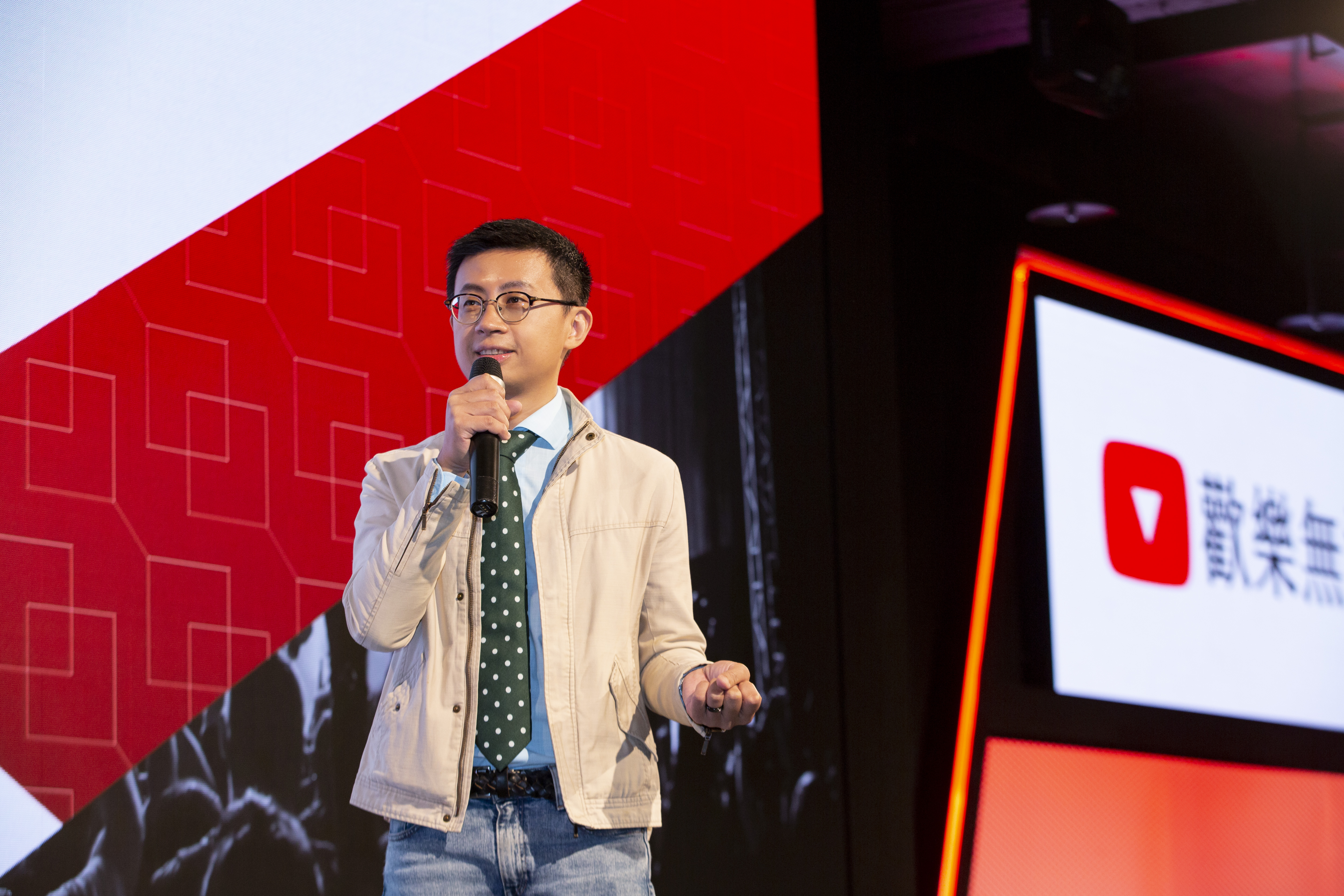 對於邱毅批蔡英文「算女性嗎？」邱威傑認為「按照邱毅的邏輯，就是只有能讓他龍心大悅的才叫做女性」。