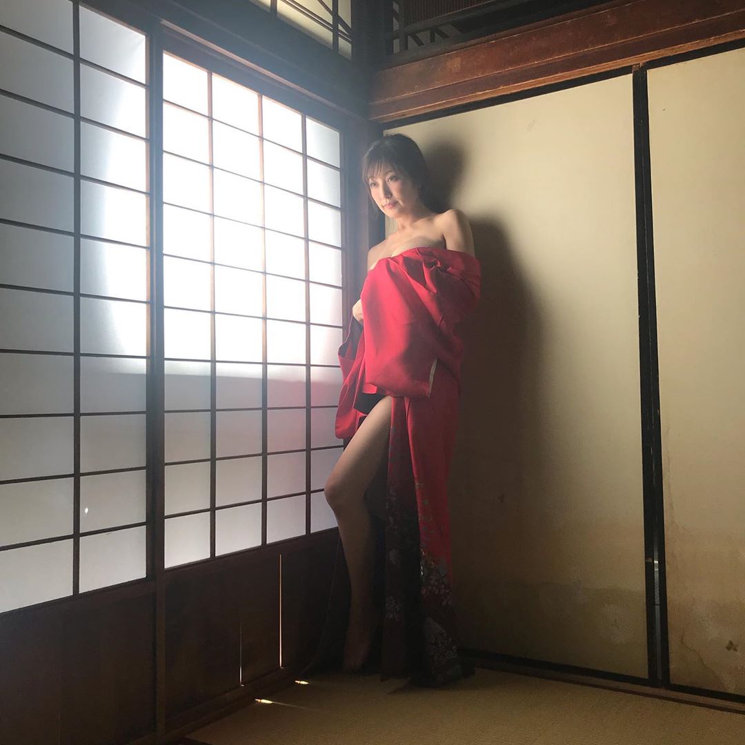熊田曜子在雜誌內展現許多性感畫面引人遐想。(翻攝熊田曜子IG)