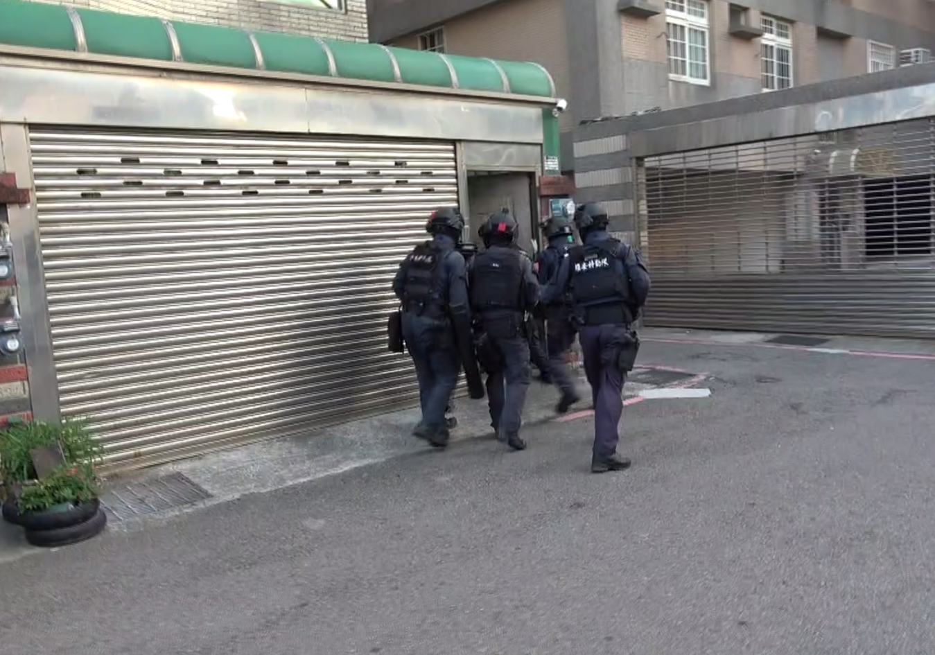 刑事局中部打擊犯罪中心追查大麻工廠，展開攻堅。（翻攝畫面）