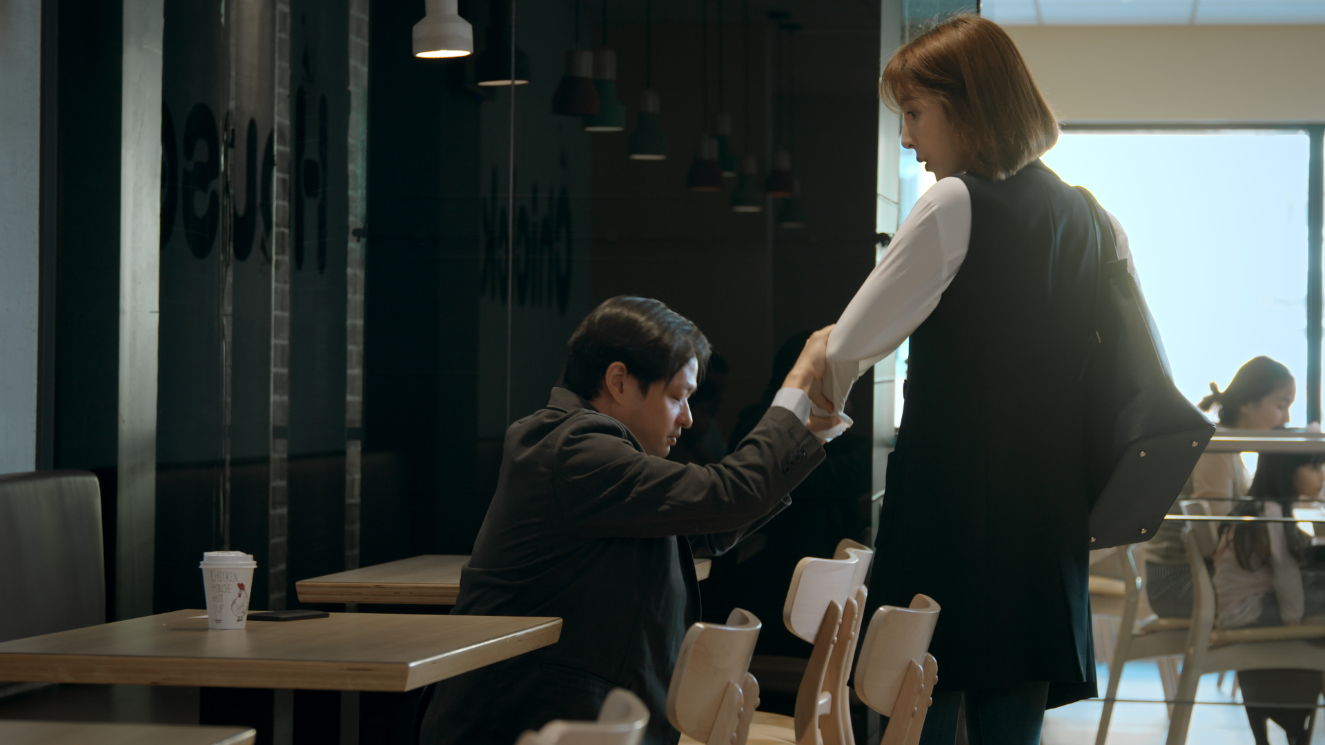 鄭有傑（左）客串演出盜領案銀行總經理，向楊謹華（右）飾演的記者高明下跪。（民視提供）