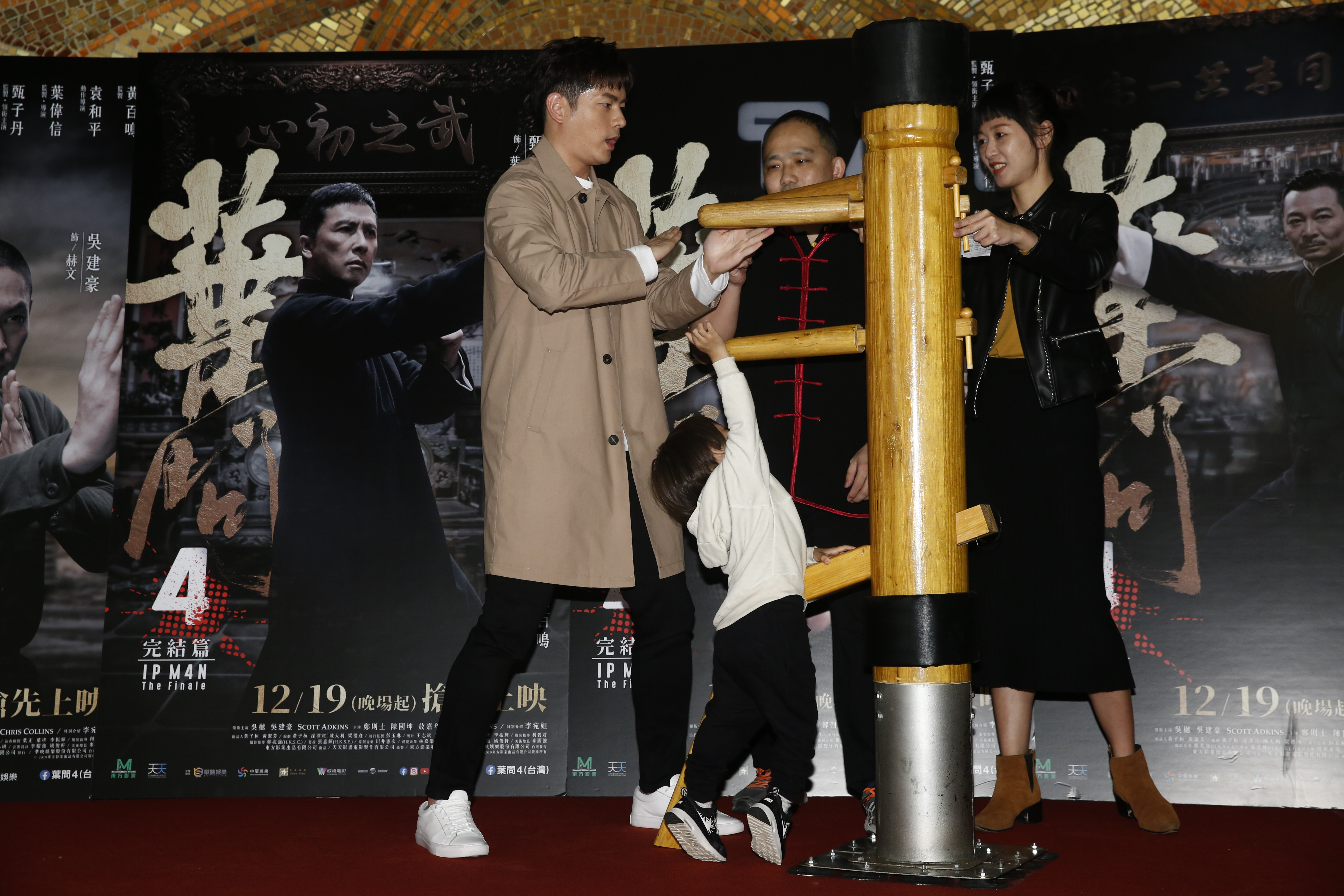 宥勝忙著學習詠春招式打木人樁，兒子剴剴在旁活蹦亂跳還不時亂入打擾老爸。