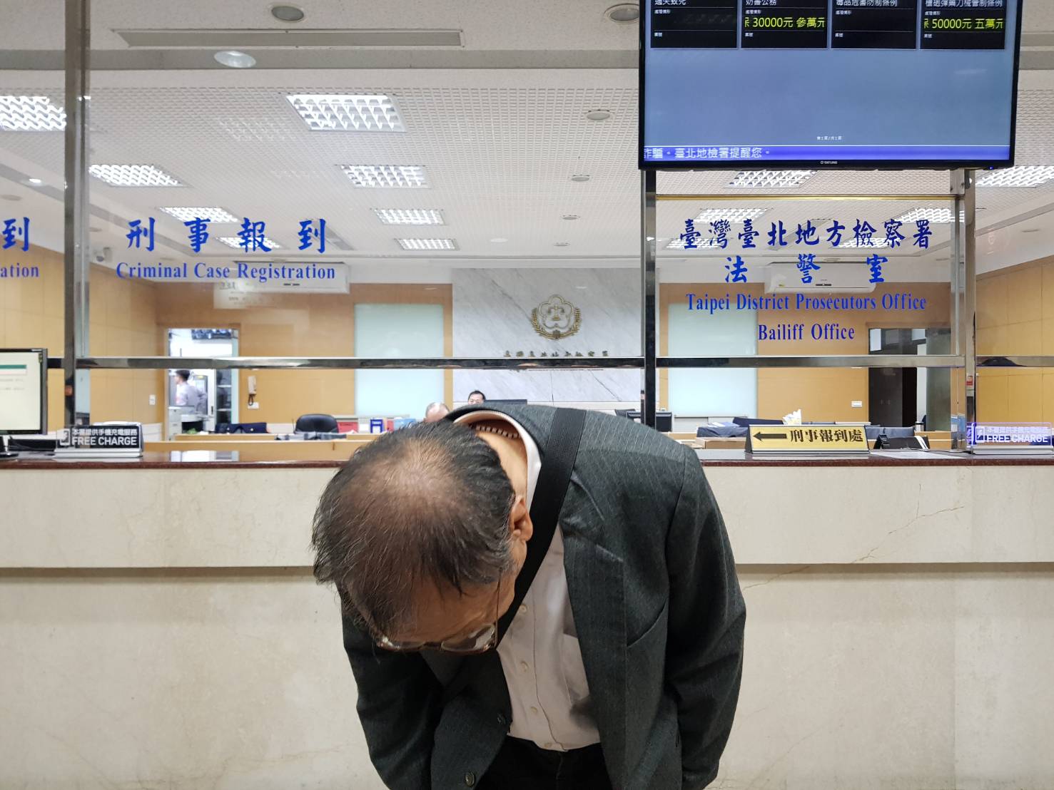 董念台表示，他一時的魯莽帶給社會不良的示範，鄭重向移民署長邱豐光、刑事局長黃明昭及北檢檢察官林達，與他們的家人和子女道歉。