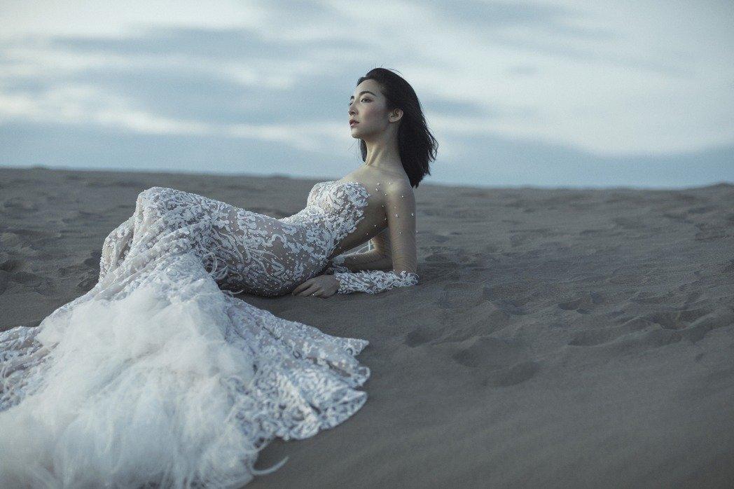 柴智屏女兒高雋雅性感婚紗曝光。（雞與花環照相館提供）