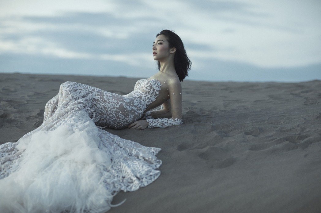 柴智屏女兒高雋雅性感婚紗曝光。（雞與花環照相館提供）