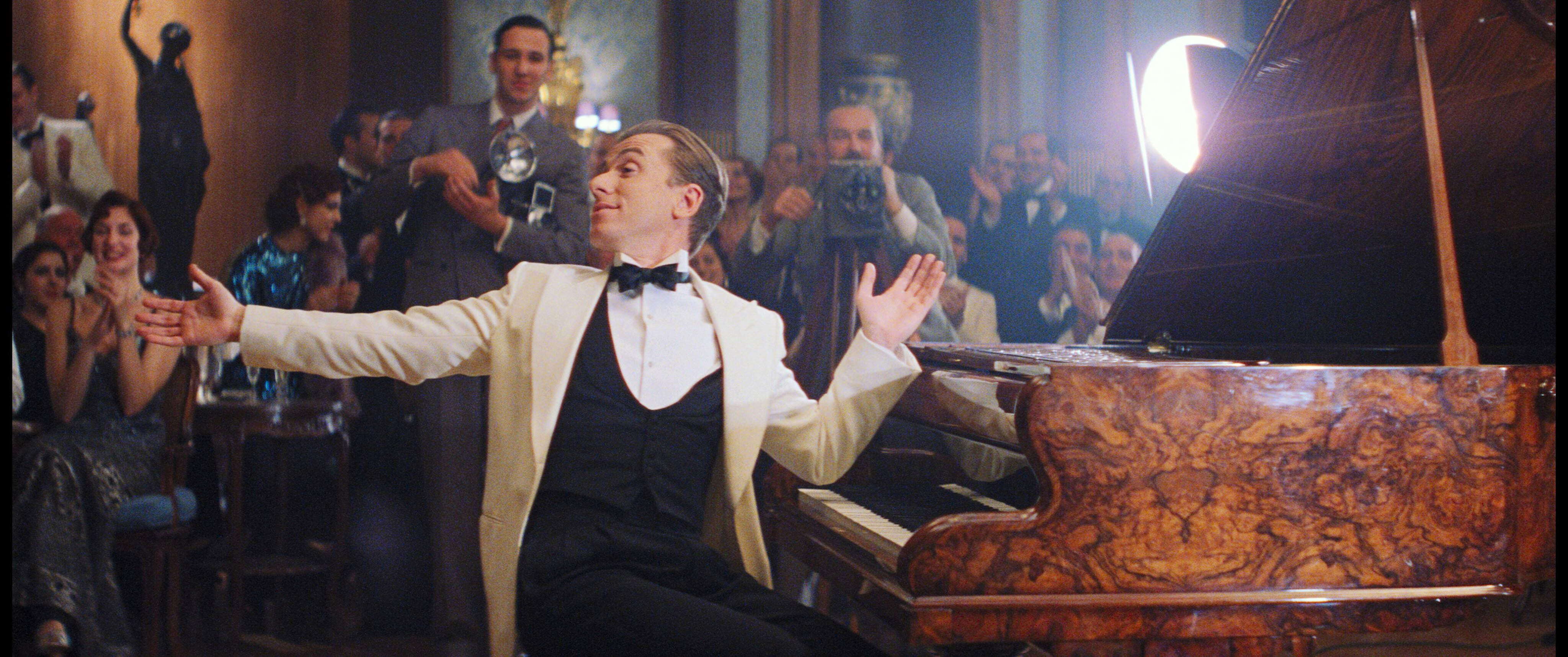 《海上鋼琴師》描寫在郵輪上出生成長的棄嬰成為天才鋼琴家，其悲喜交集的一生。（海鵬提供）