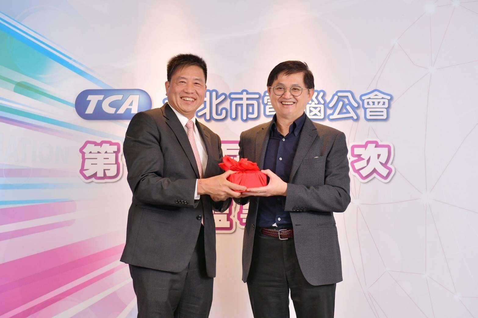 連任2屆的和碩董事長童子賢交接給彭双浪（左）。（台北電腦公會提供）