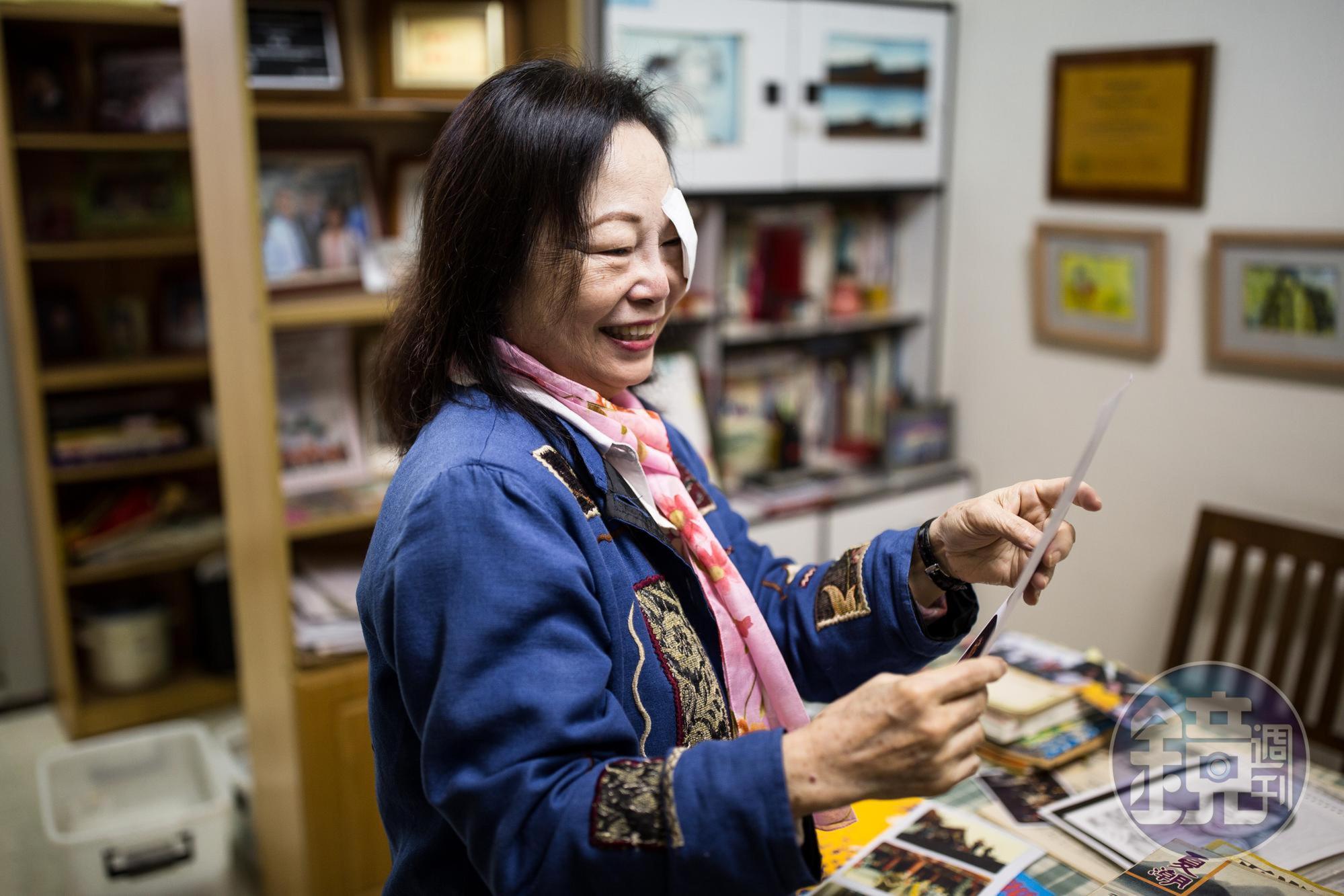 曾心儀的住家擺滿了黨外時期的舊雜誌和老照片,就像一間迷你的黨外史料檔案室。