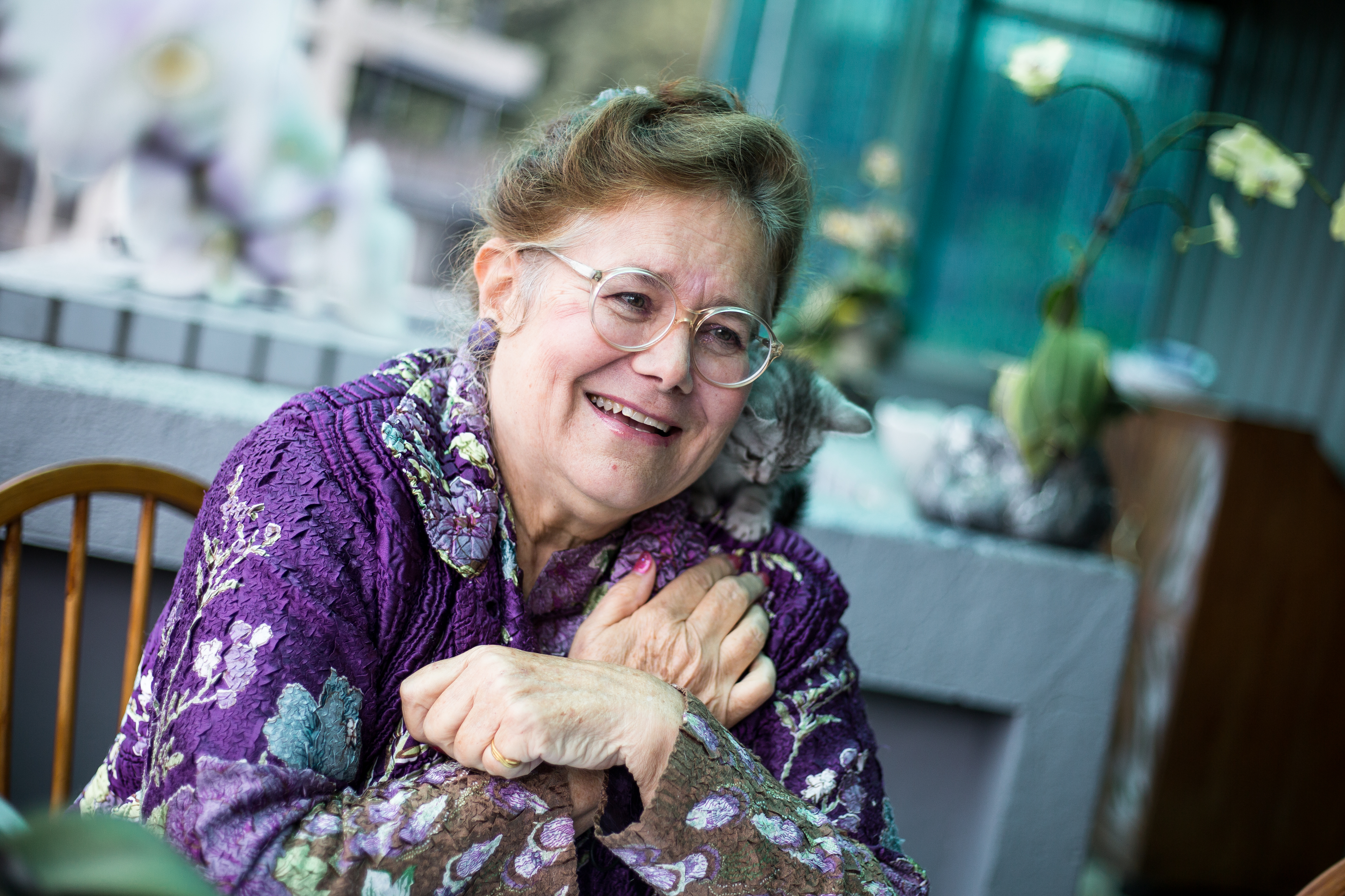 艾琳達在家受訪時，兩隻剛出生不久的幼貓就在她身上鑽來鑽去。