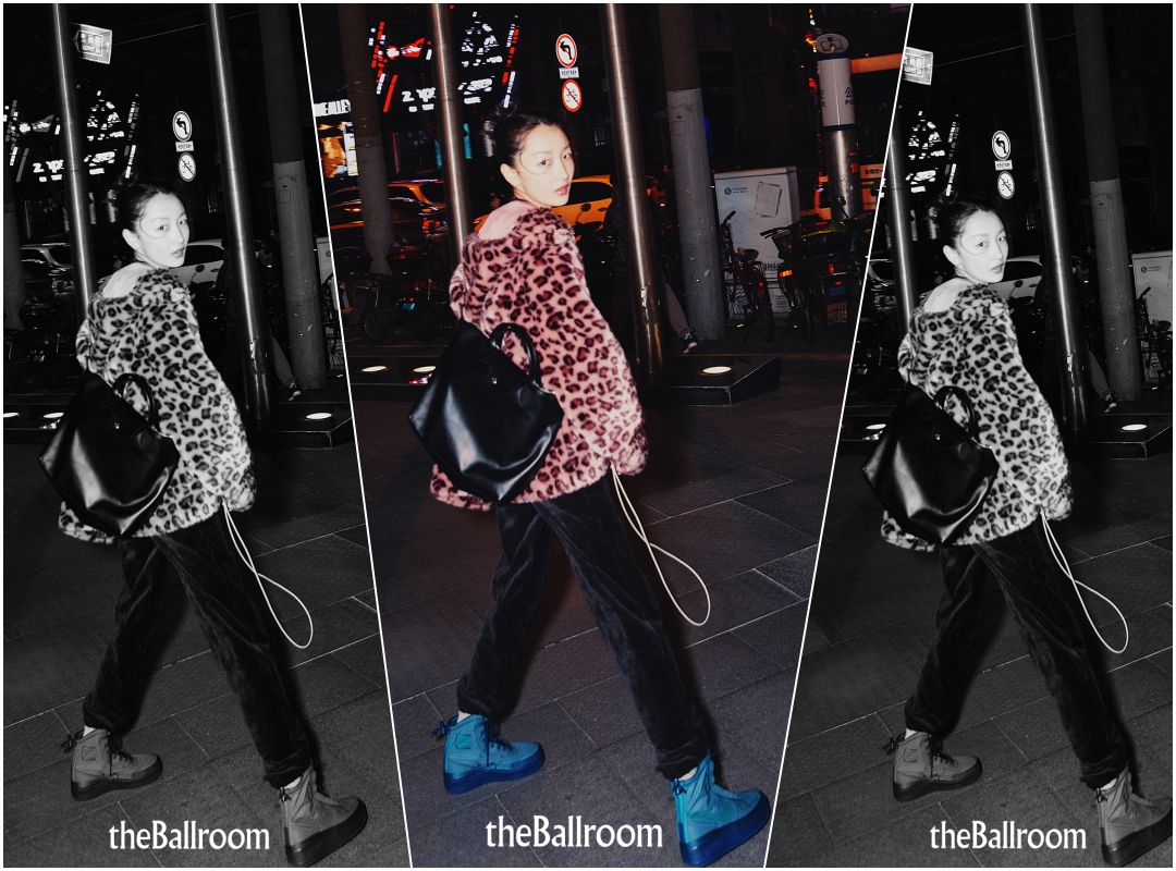 周冬雨穿著豹紋上衣搭配純黑色牛皮手袋。（LONGCHAMP提供）