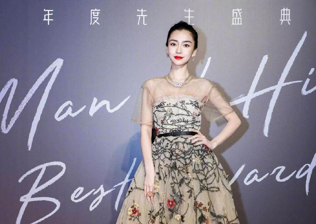 Angelababy身穿Dior禮服走紅毯，卻被抓包腰帶繫反了，糟的是代表品牌的縮寫字母也反了。（時尚先生Esquire官博）