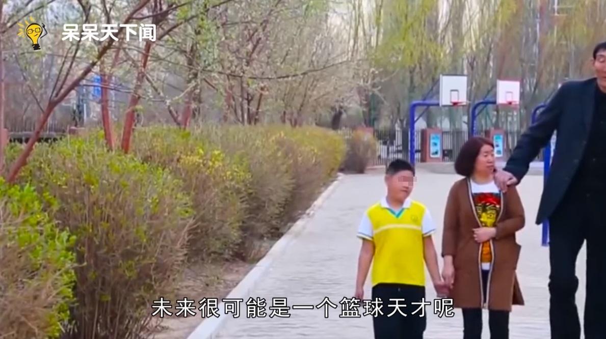 中國巨人鮑喜順中年覓得真愛，與小28歲的老婆結婚，兩人誕下一子。（翻攝自呆呆天下聞）