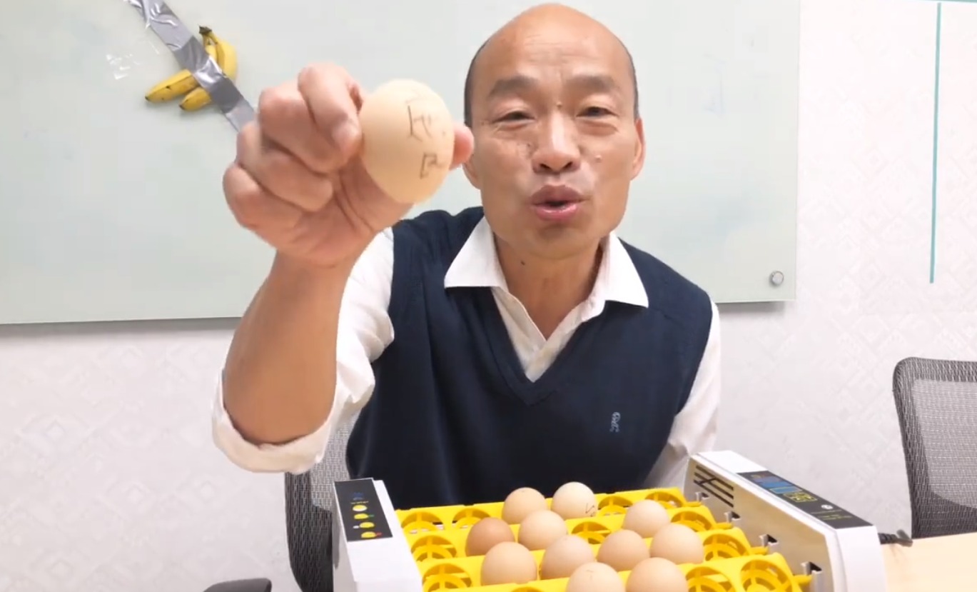 韓國瑜昨日開直播，批評蔡英文抄襲他的政見。（翻攝自韓國瑜臉書）